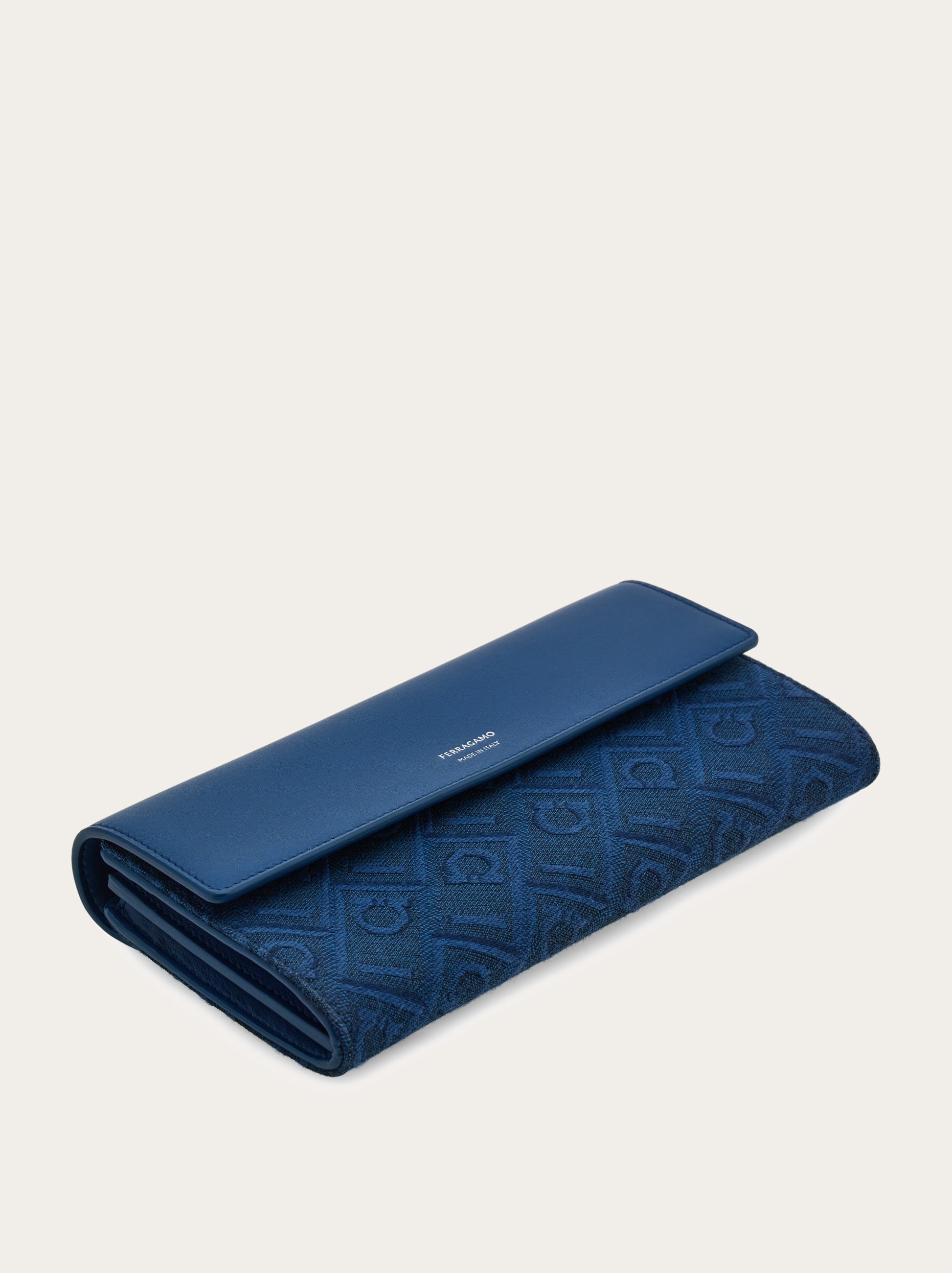 Wallet with chain - 2