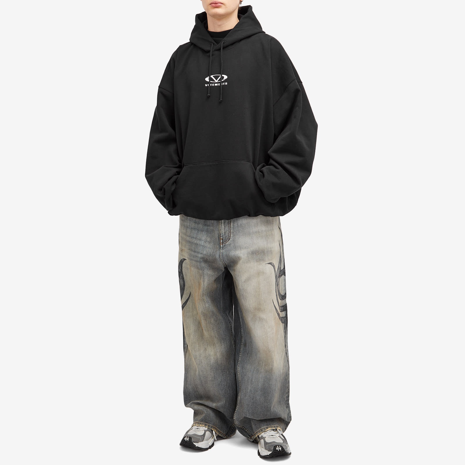 おしゃれアイテム【vetements】Oval Logo Cropped Boxy Hoodie Vetements Oval Logo Cropped Boxy Hoodie Black – ESSXNYC