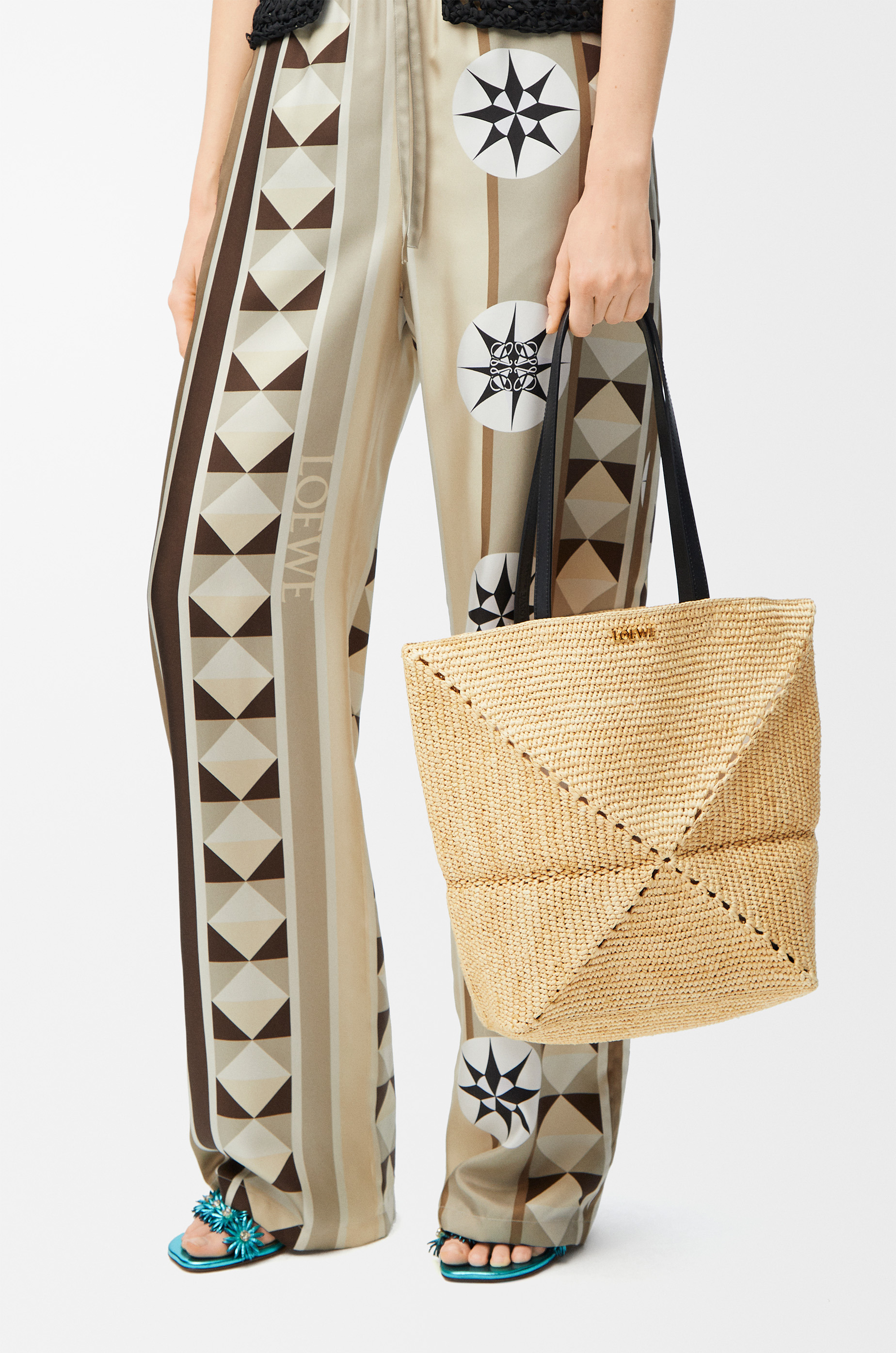 Medium Puzzle Fold tote in raffia - 2