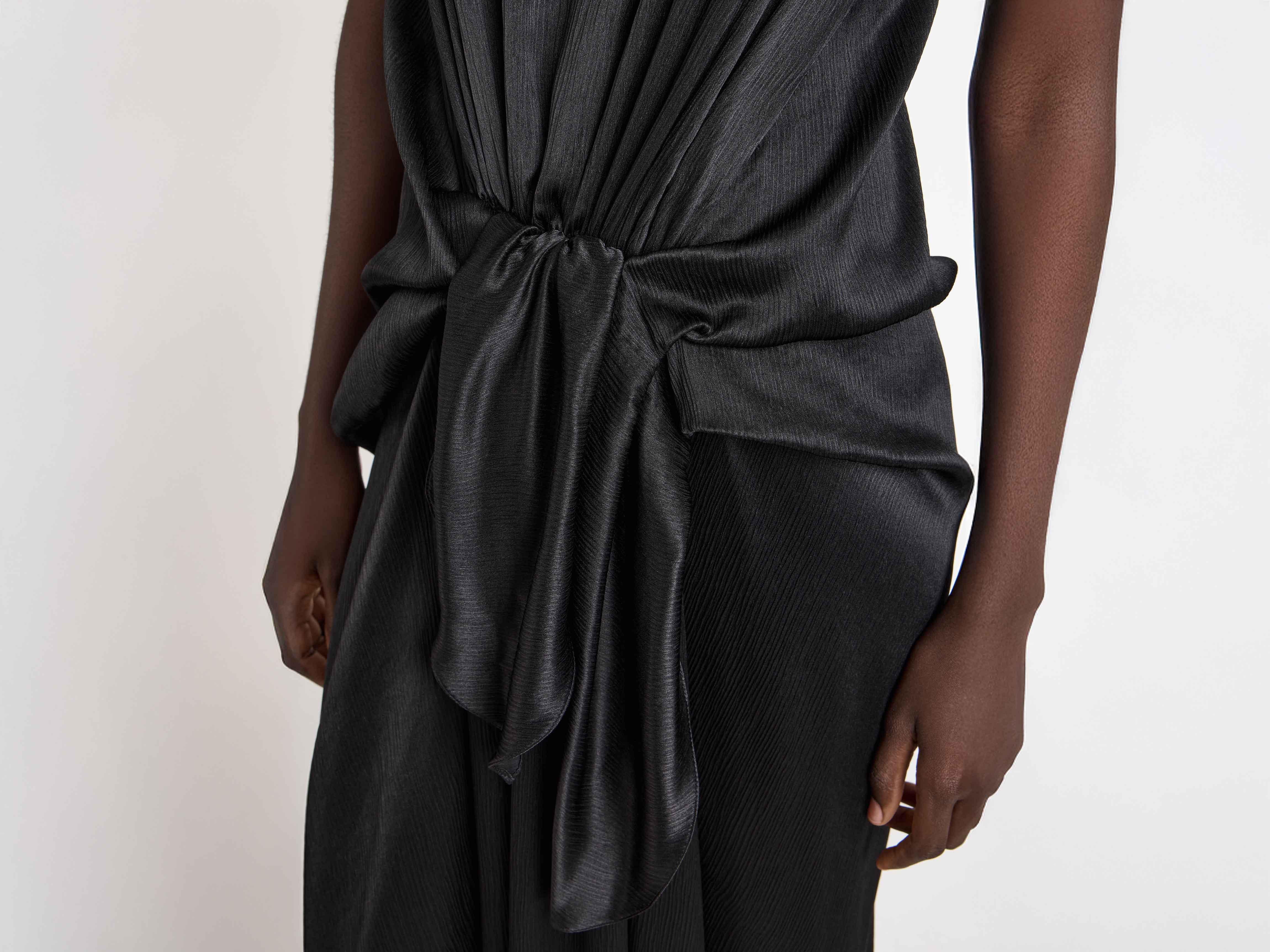 KNOTTED WAIST LONGLINE DRESS IN BLACK - 6