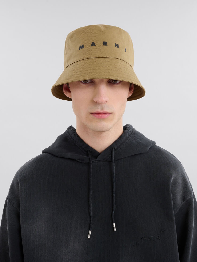 GREEN ORGANIC GABARDINE BUCKET HAT WITH EMBROIDERED LOGO - 2