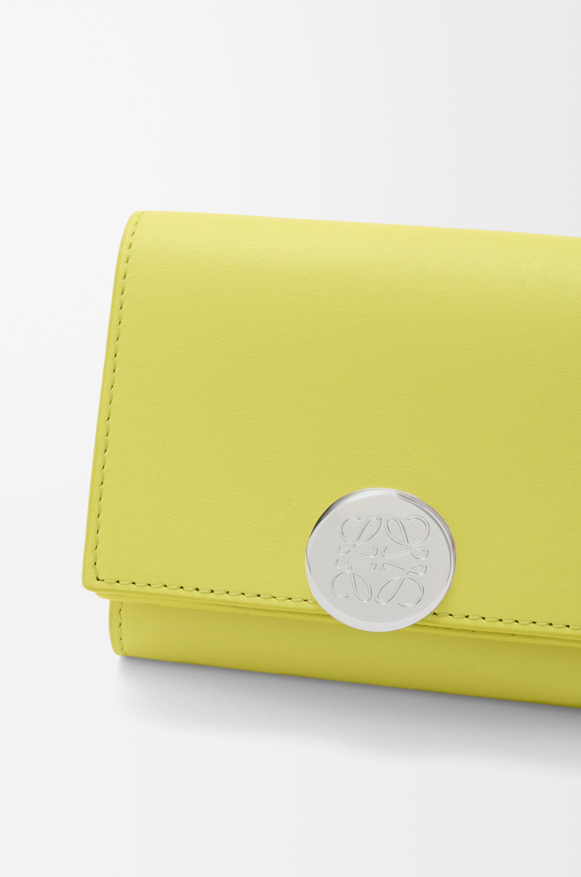 Pebble trifold wallet in shiny nappa calfskin - 6