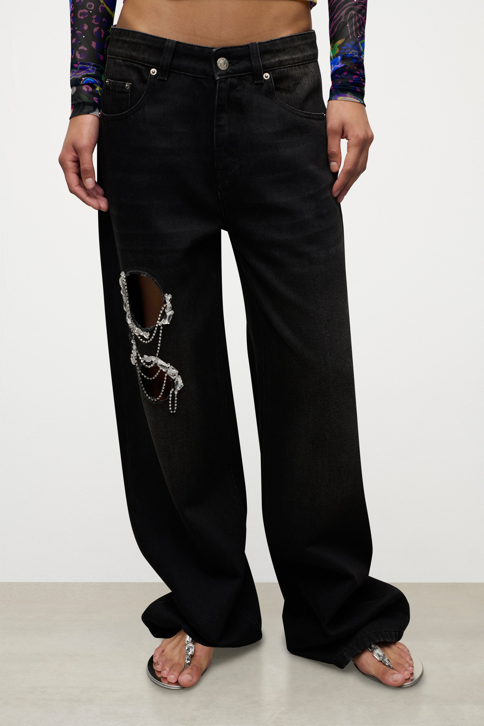 CRYSTAL CHAIN CUTOUT RELAXED JEAN - 5