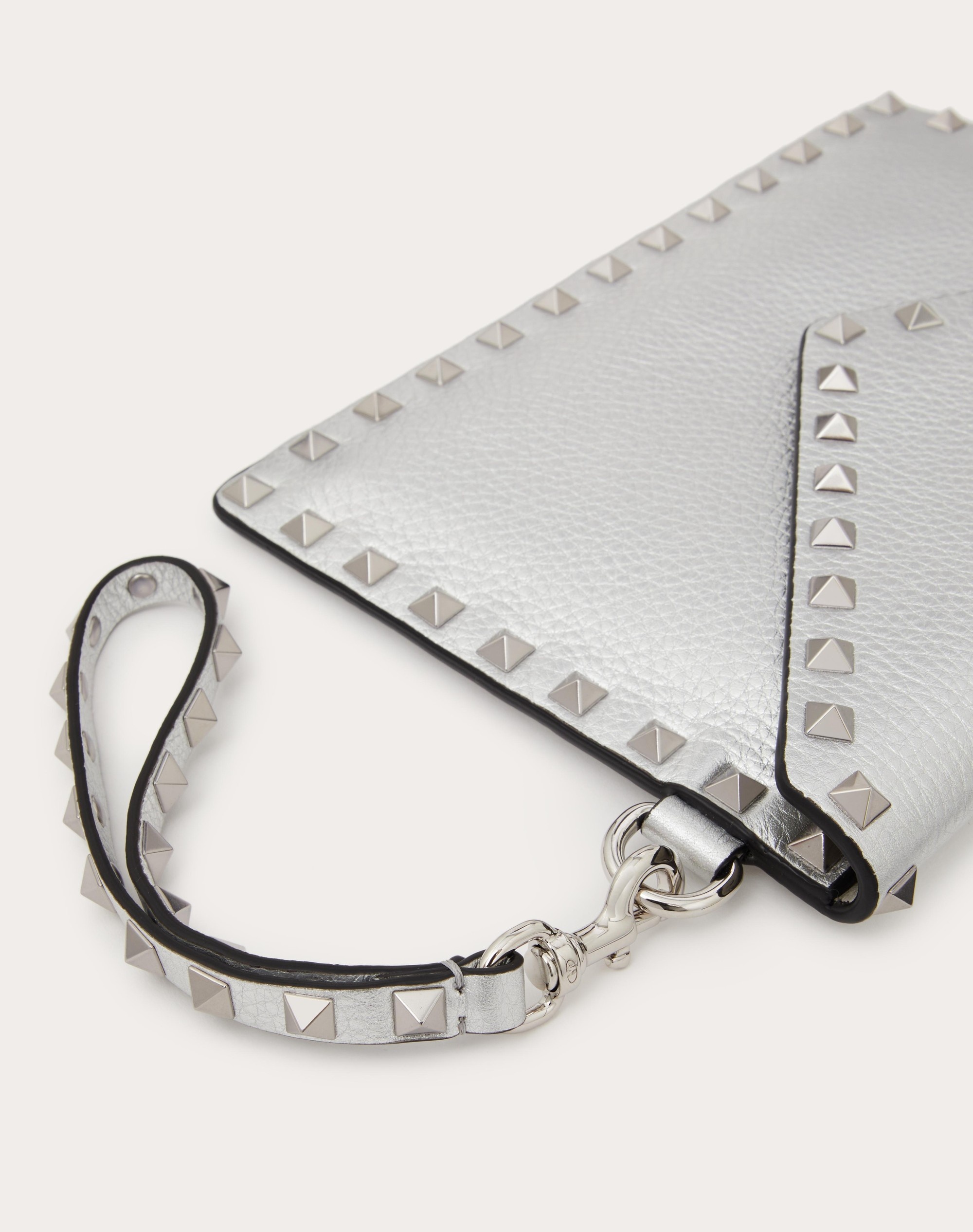 ROCKSTUD METALLIC GRAINY CALFSKIN CLUTCH BAG - 7