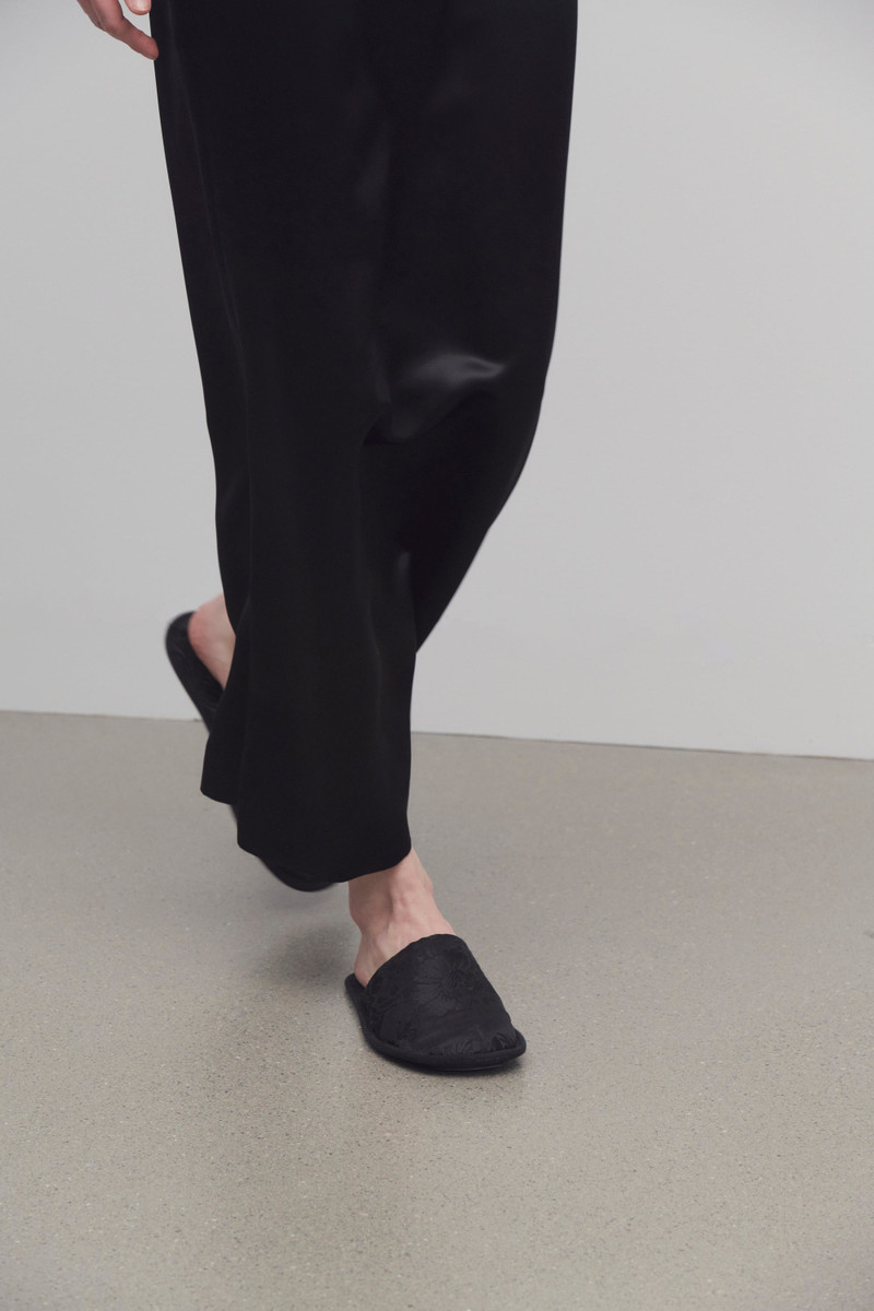 실크와 아세테이트에 있는 Frances Slipper 4
