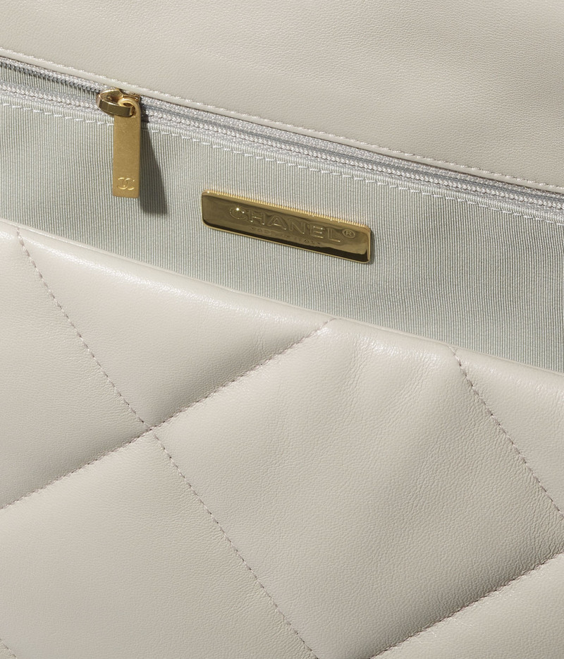 CHANEL 19 Maxi Handbag 3