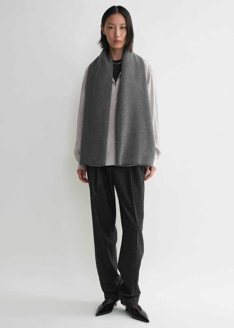 Totême Wide classic wool scarf mid grey outlook