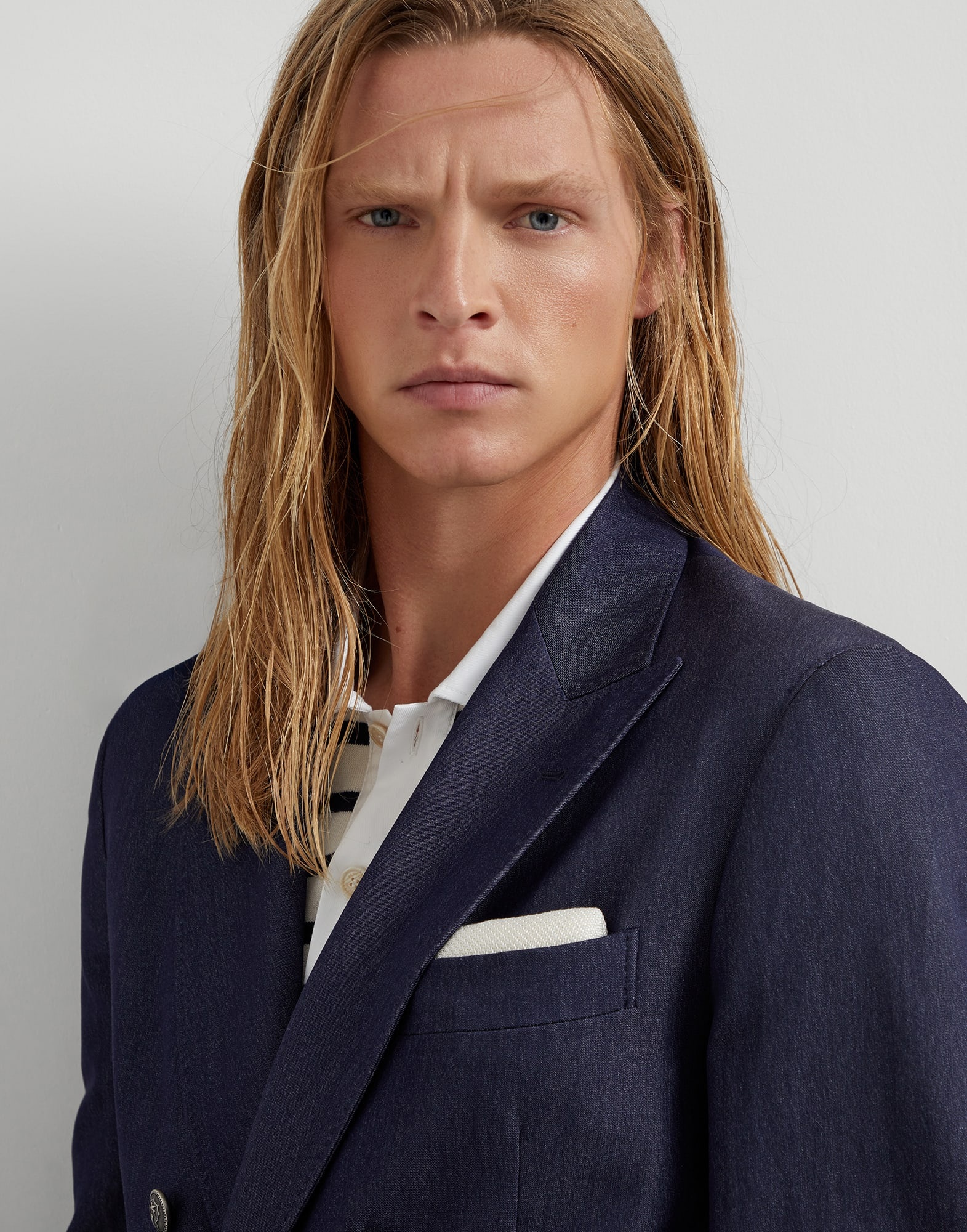 Silk knit pocket square with embroidered logo - 3
