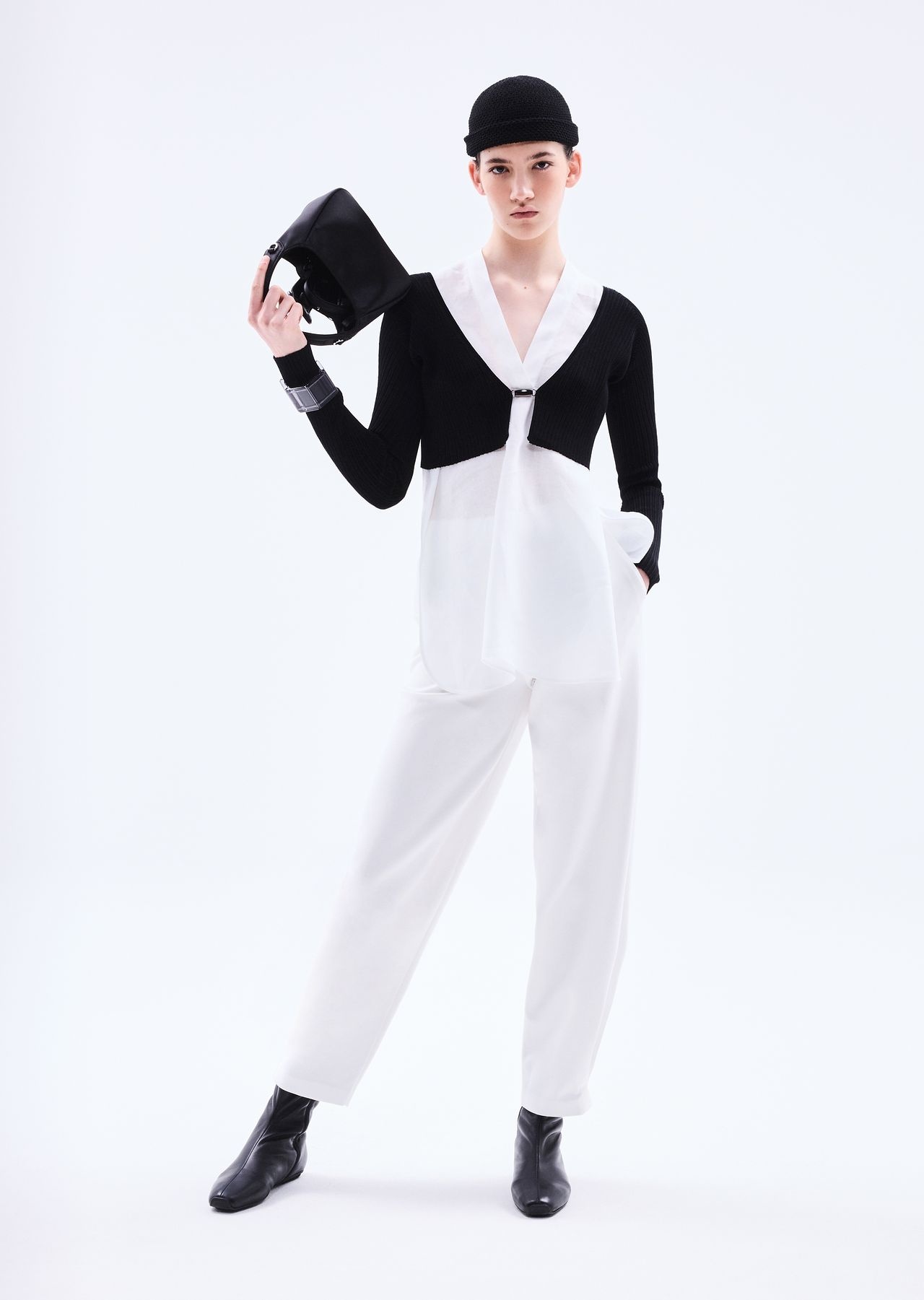 Oversized V-neck top in linen with asymmetric hem - 6