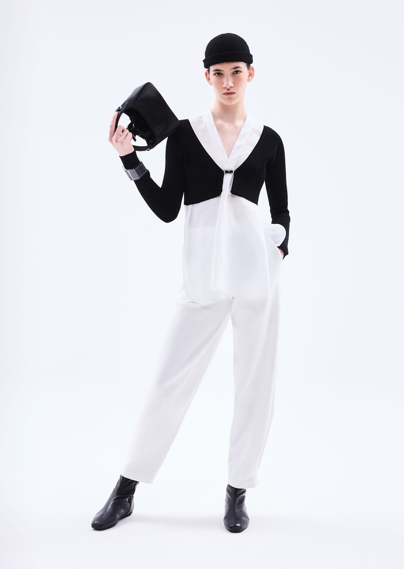 Oversized V-neck top in linen with asymmetric hem 6