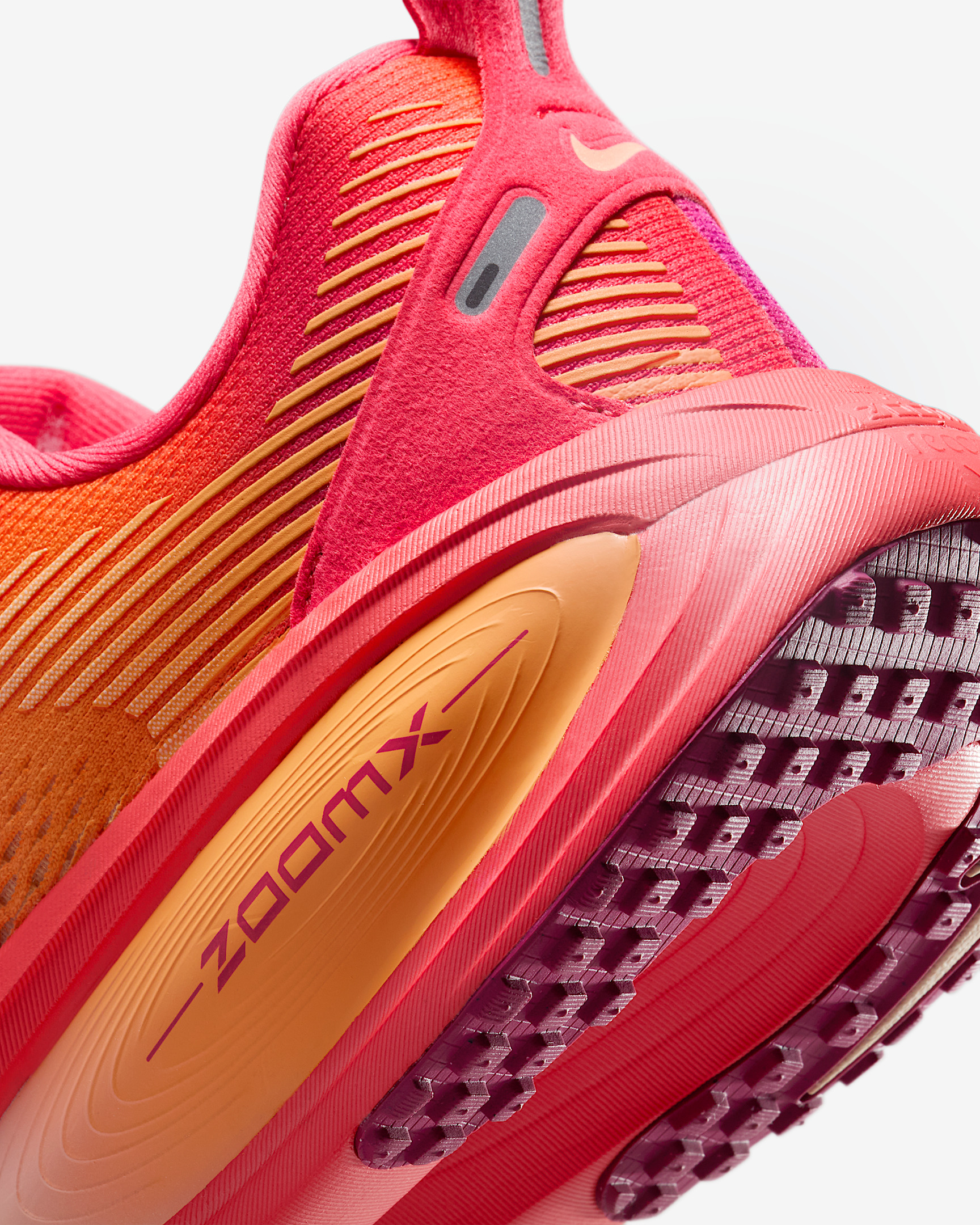 Nike Vomero 18 SE Women's Road Running Shoes - 8