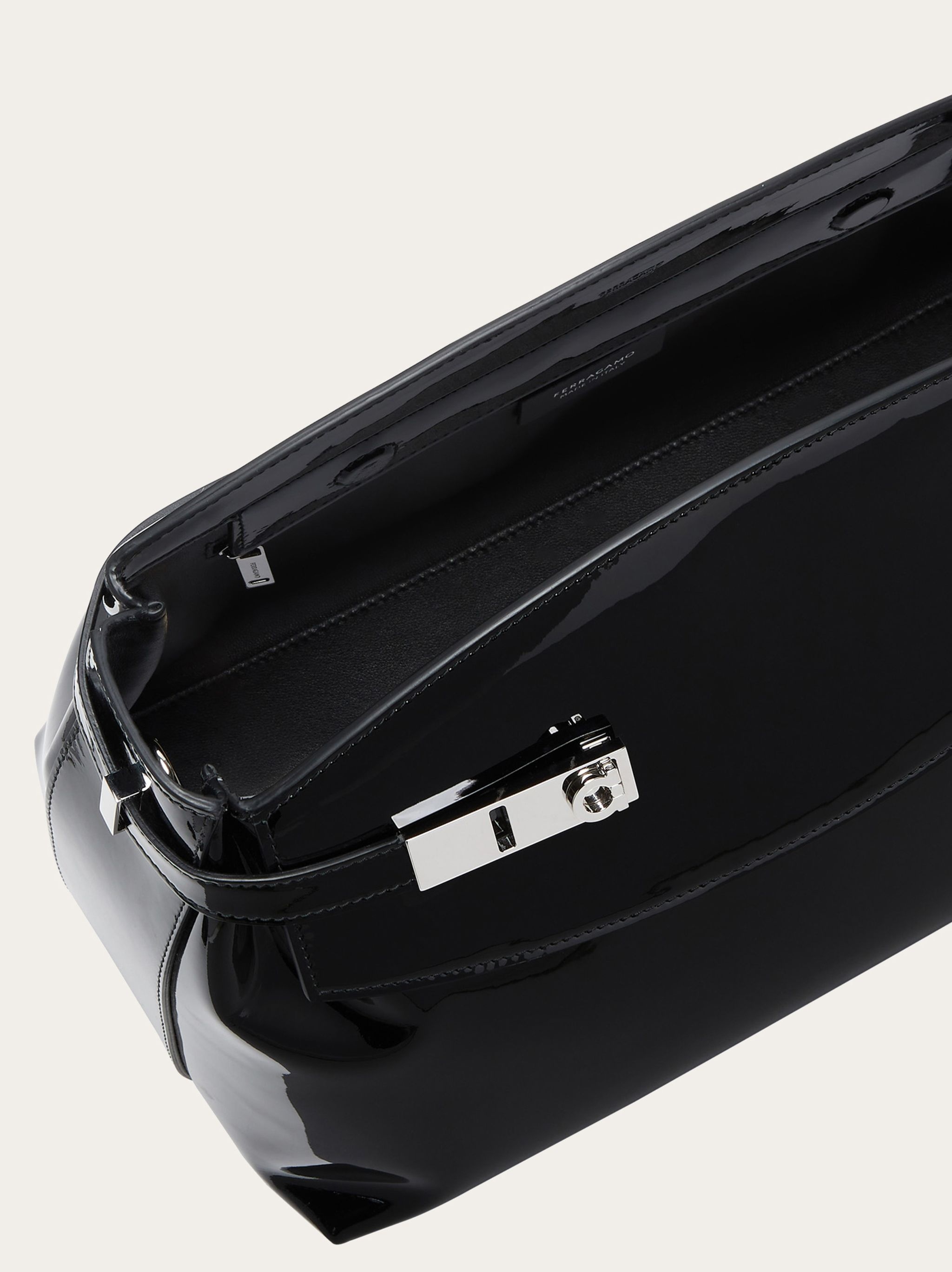 ポーチ Salvatore Ferragamo Hug Pouch L FERRAGAMO Hug pouch (L) | REVERSIBLE