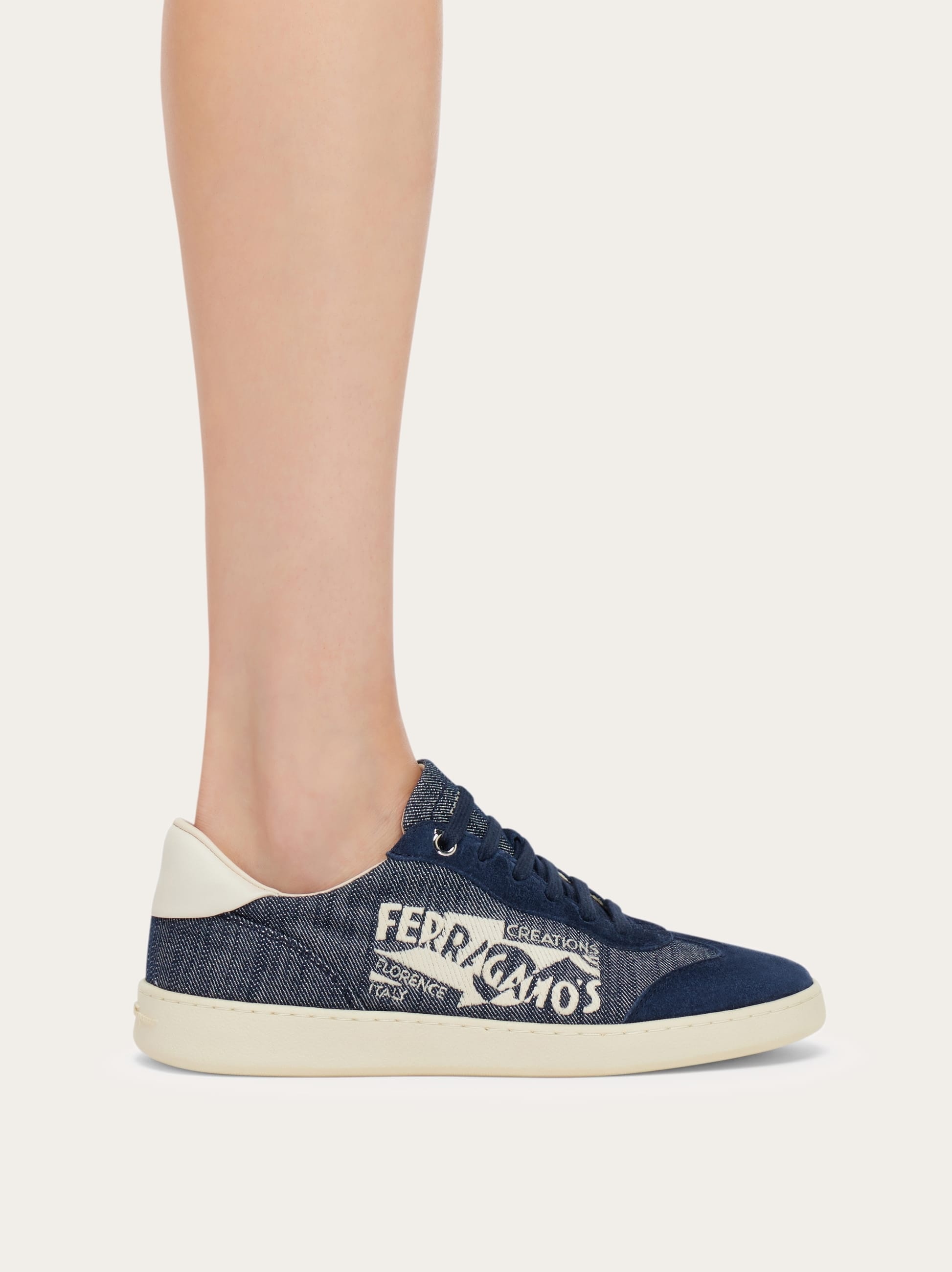Low top sneaker with logo - 3