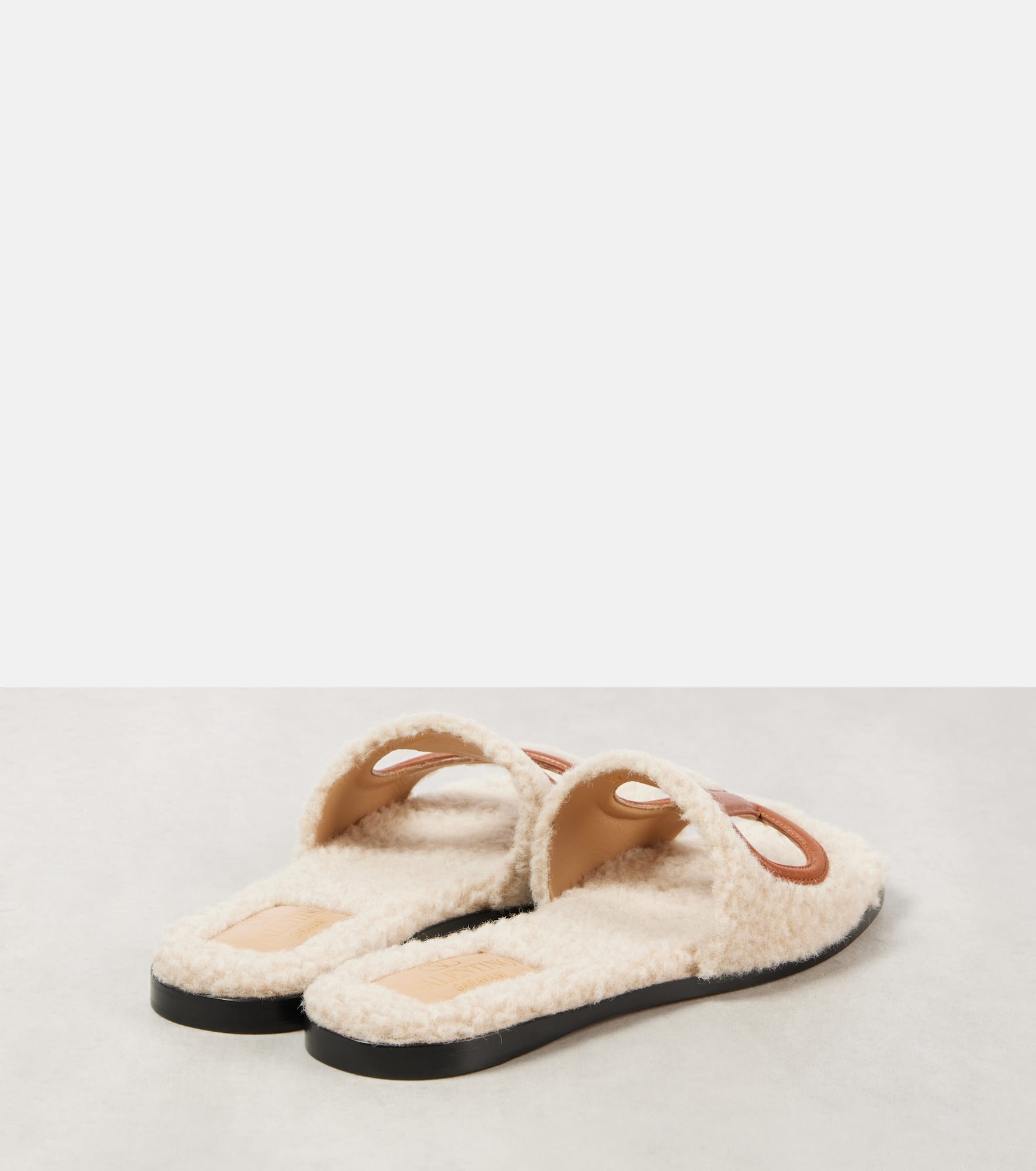 VLogo cutout faux shearling slides - 2
