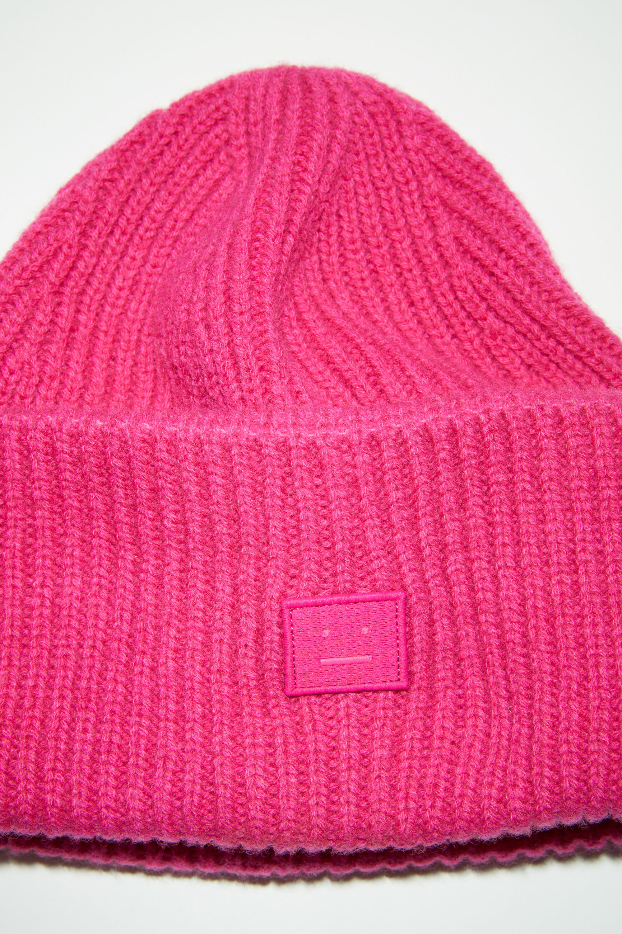 Small face logo beanie - Bright pink - 4