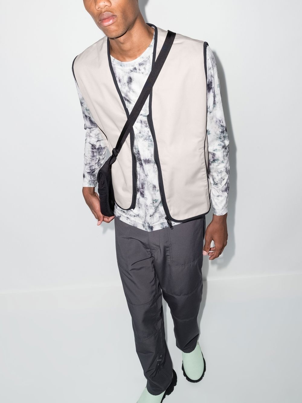 zip-fastening sleeveless jacket - 4