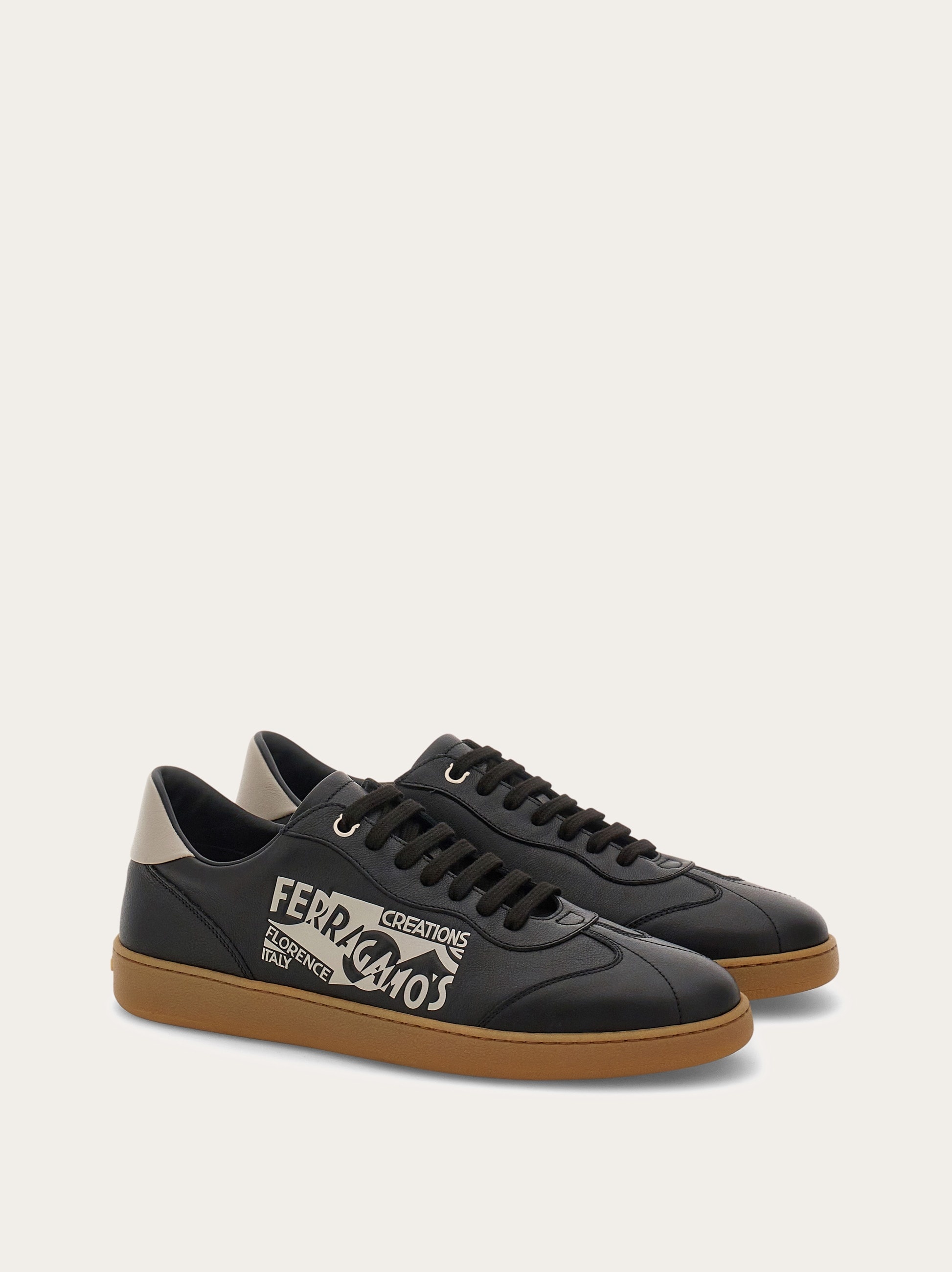 Low top sneaker with logo - 4