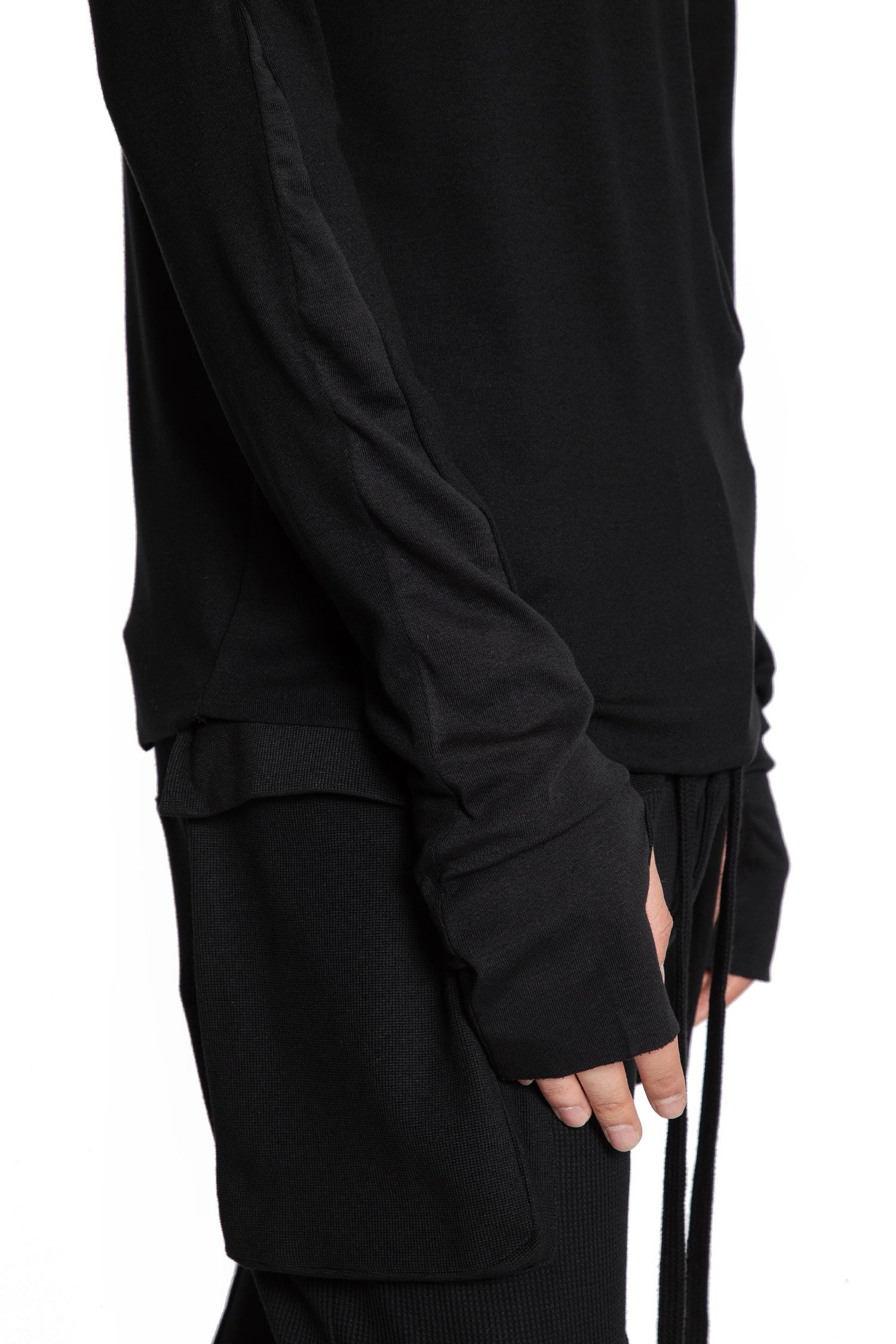 Long-Sleeve-T-Shirt-With-Hand-Gaiters - 5