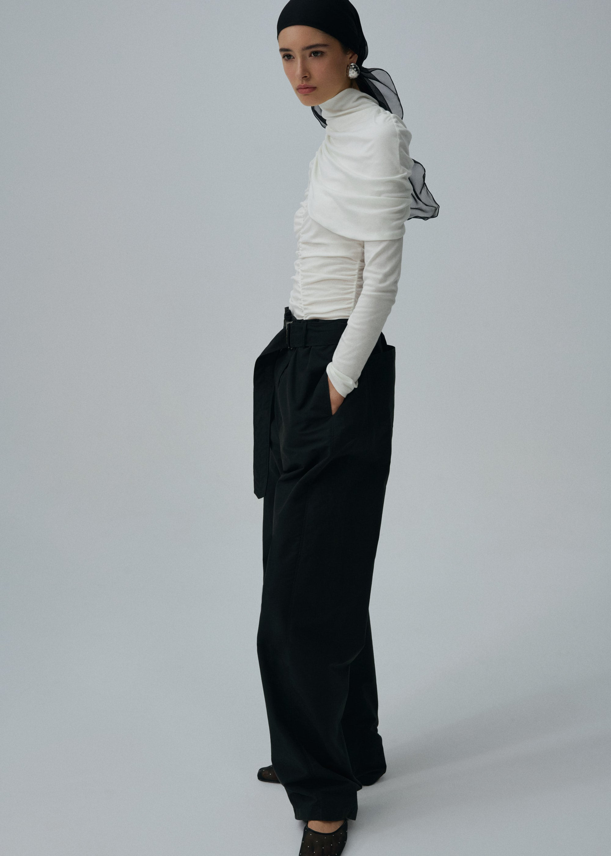 Relaxed cotton belted trousers in black - 3