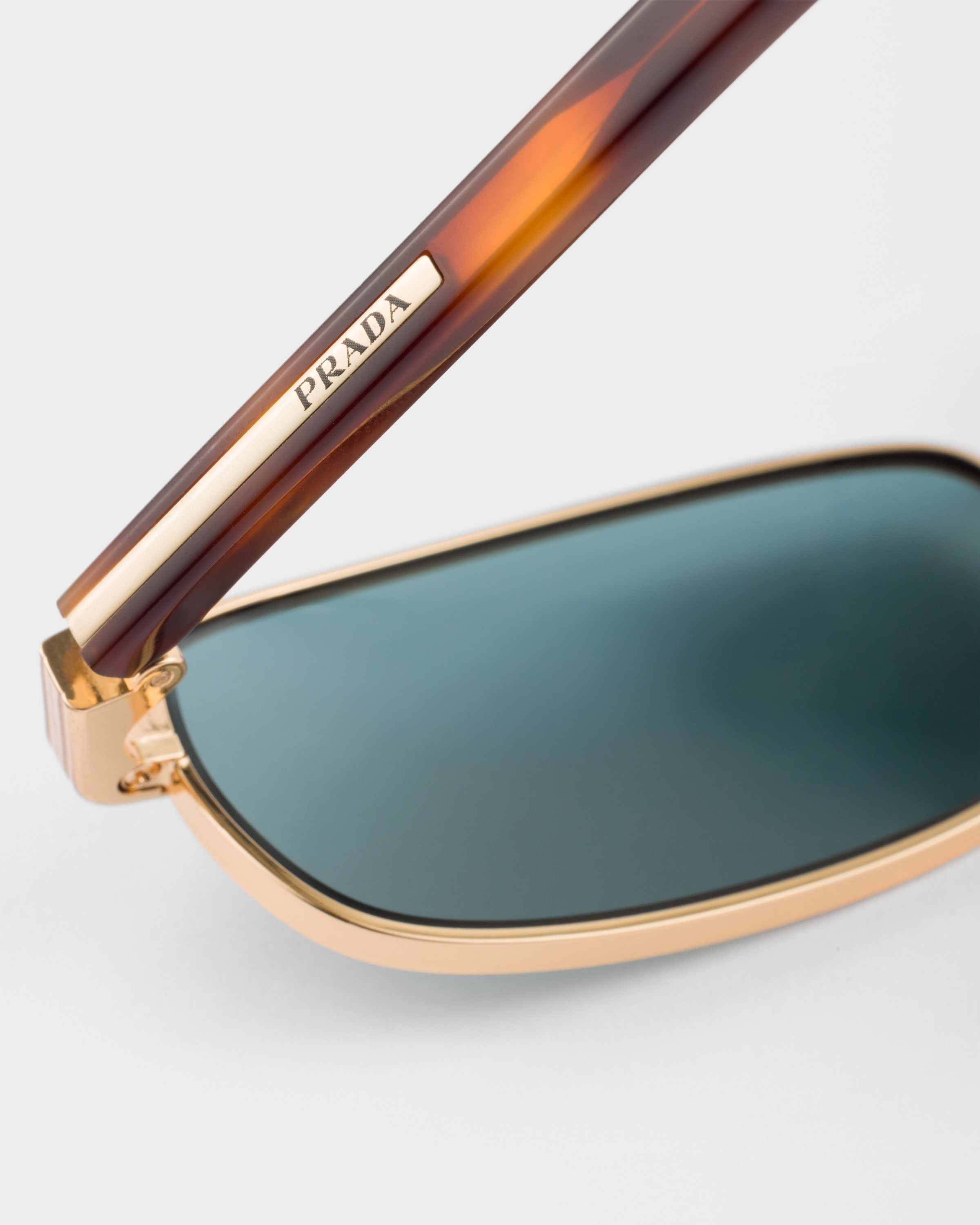 Sunglasses with the iconic metal plaque - 4