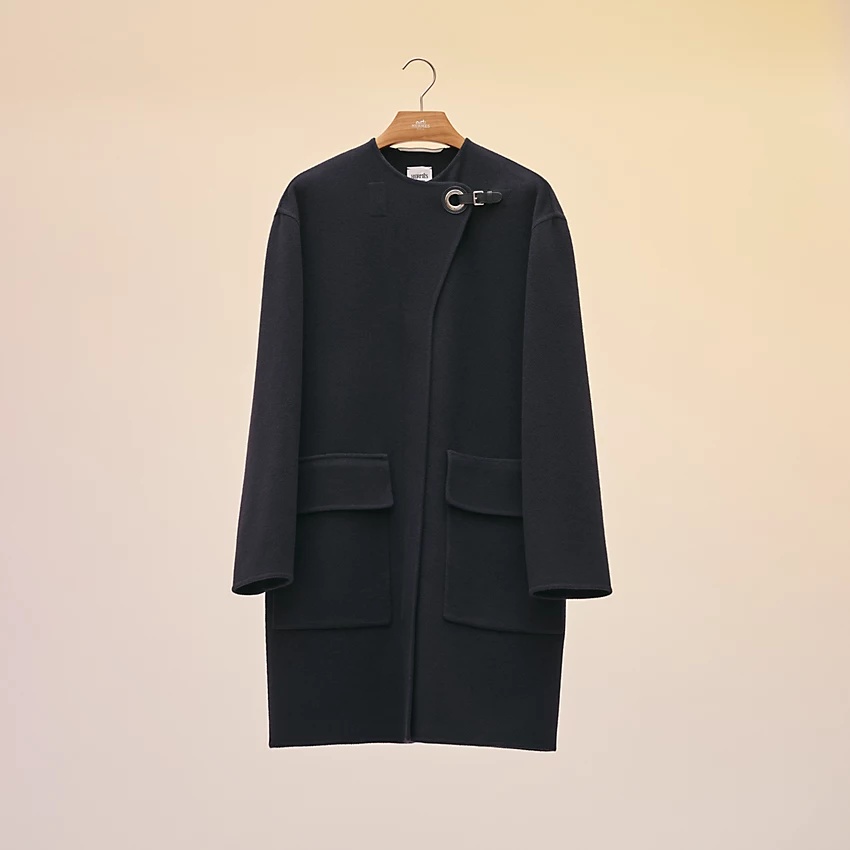 Coat with eyelet closure - 4