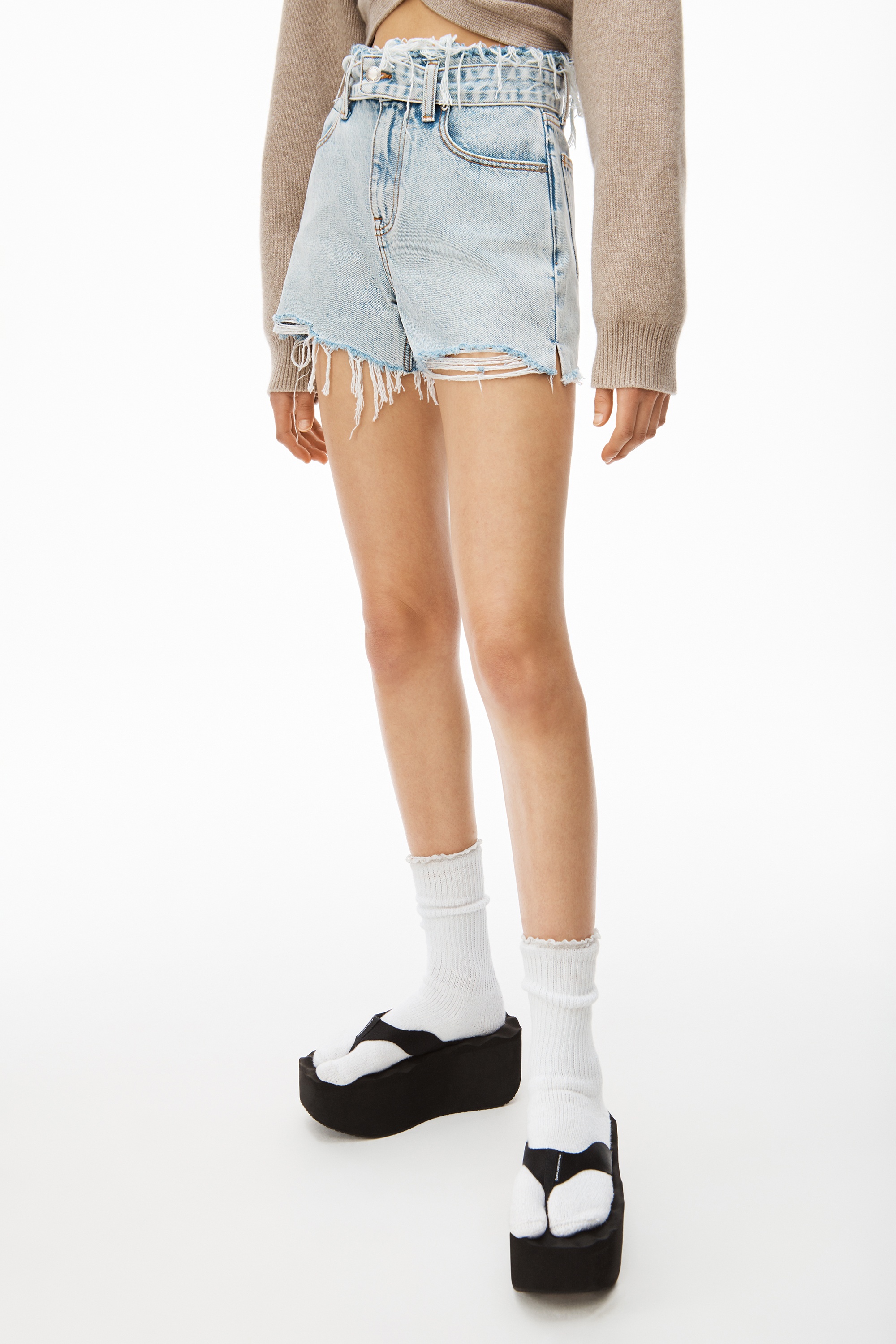 BELTED FRAYED BITE SHORT IN DENIM - 3