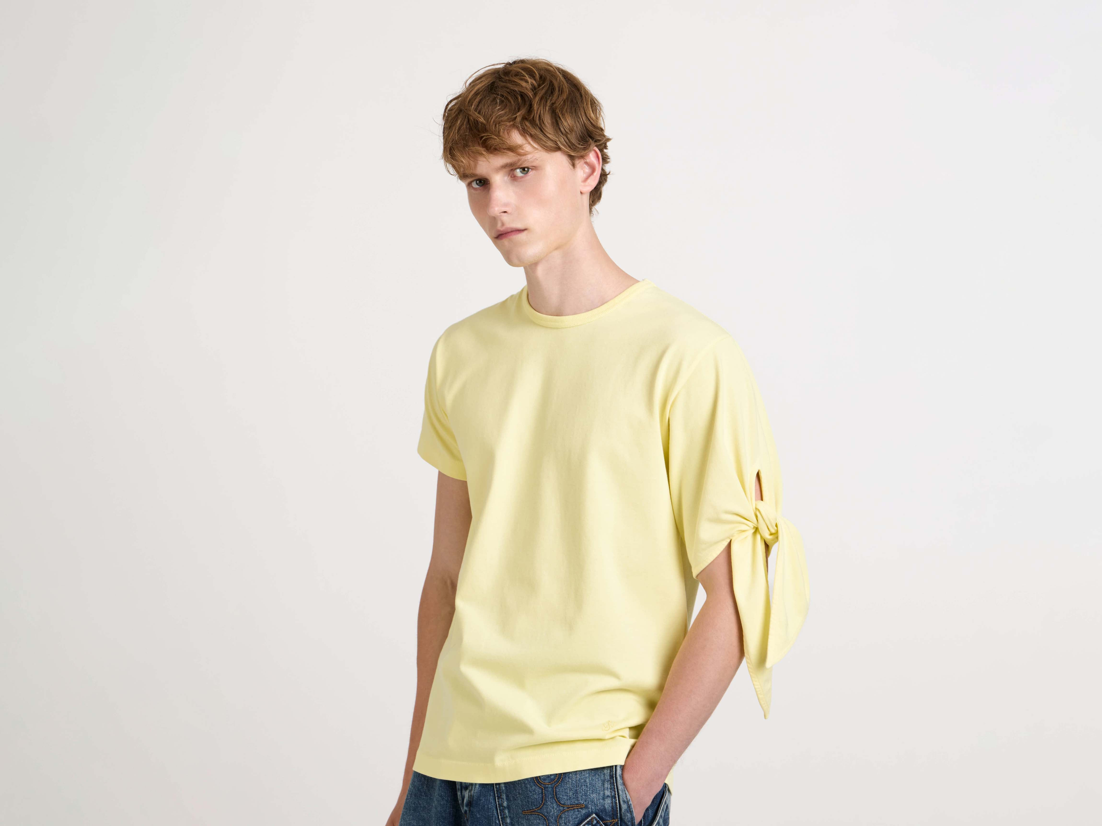 KNOTTED SLEEVE T-SHIRT IN YELLOW - 4