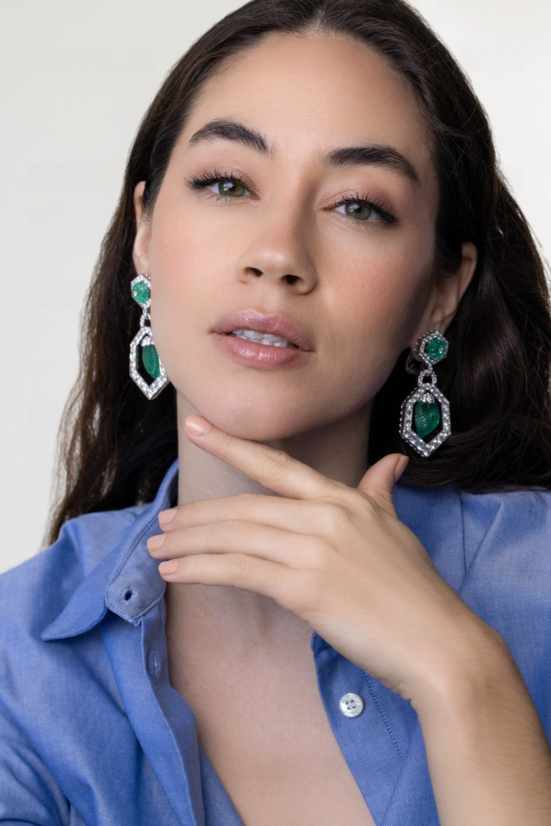 DAVID WEBB Emerald Pas De Deux Earrings outlook