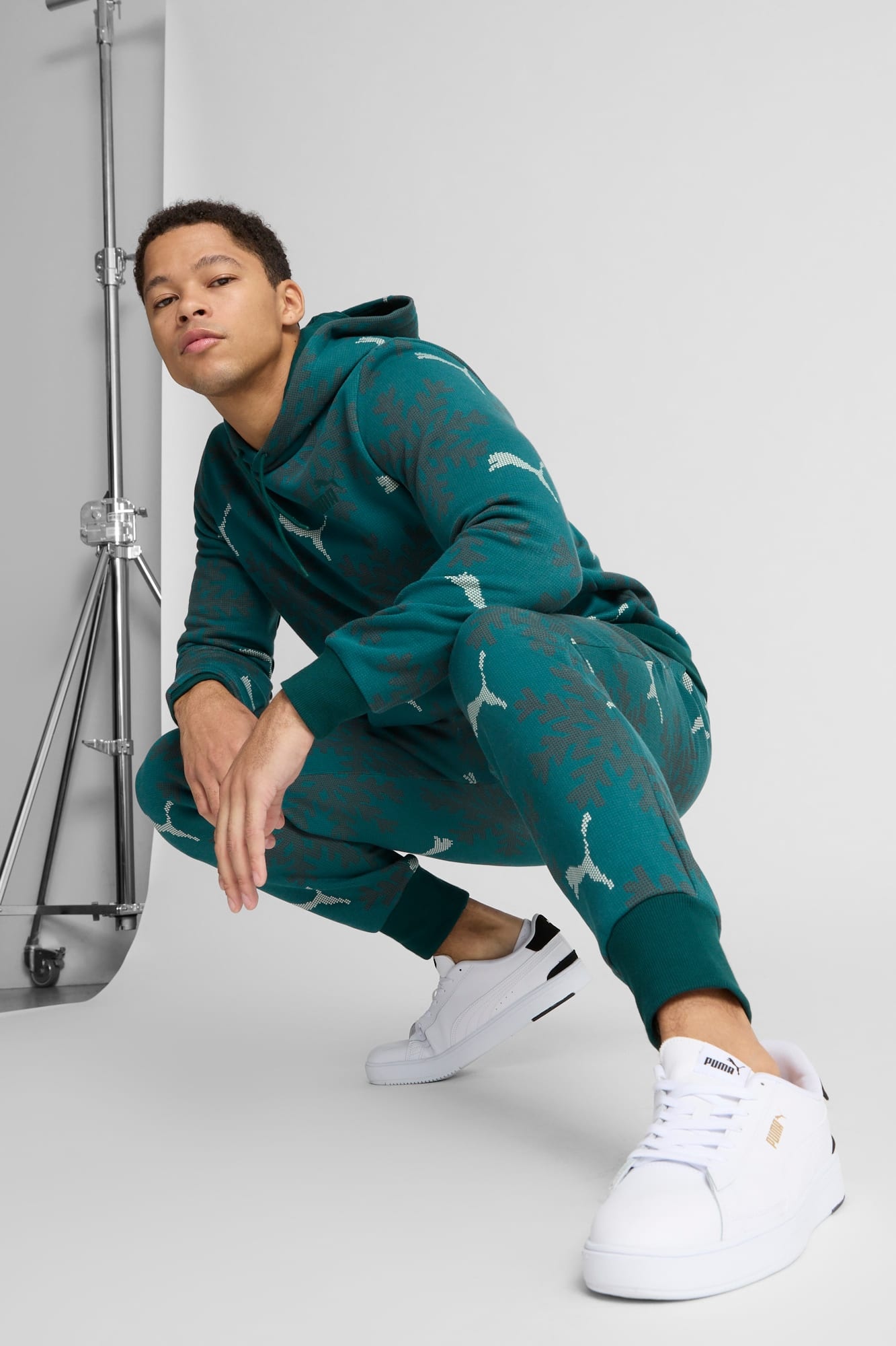 ESS+ Logo Lab Winter Snowflake Sweatpants - 5