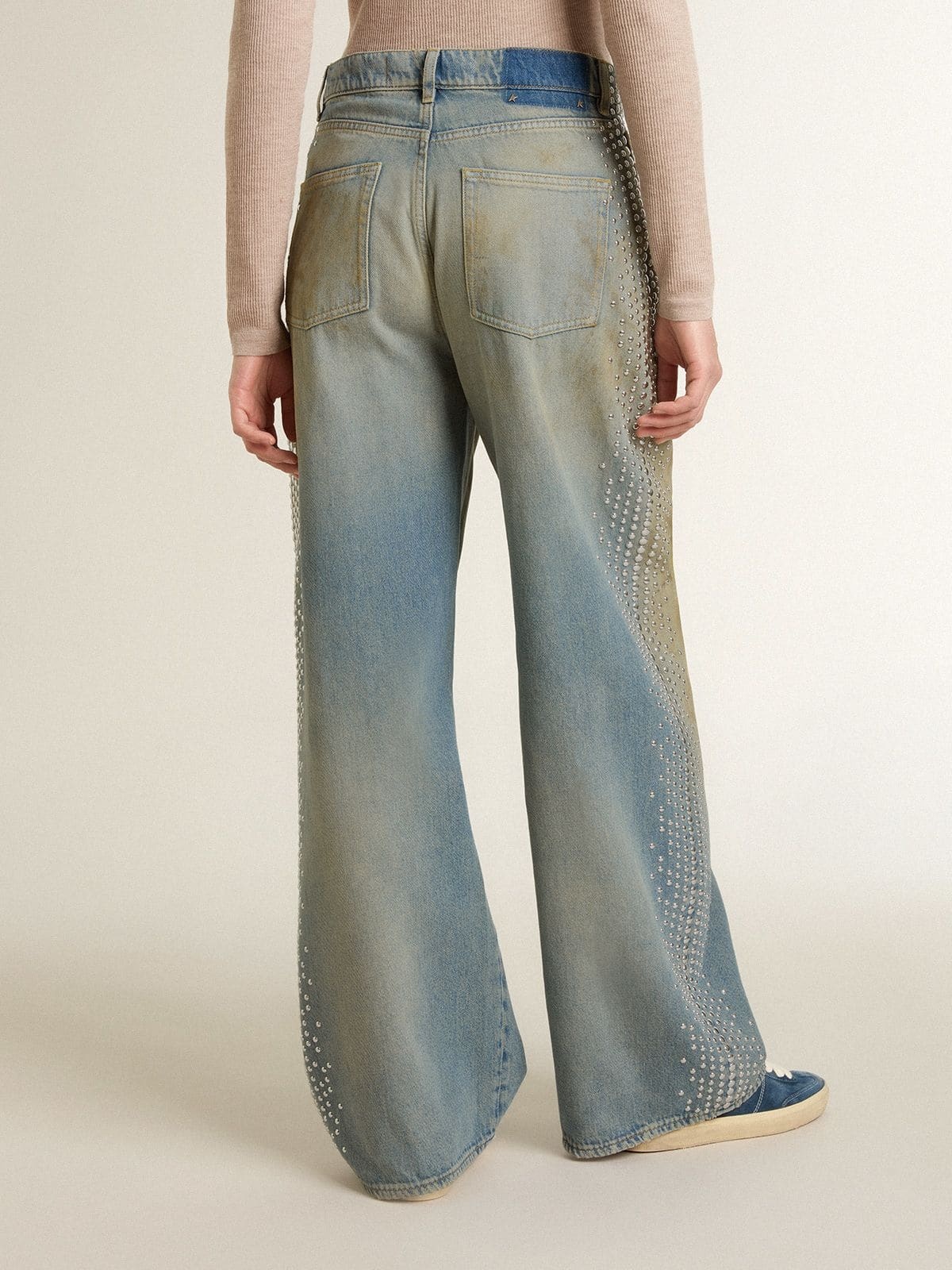 Women's boyfriend jeans with a lived-in effect sand wash and studs - 4