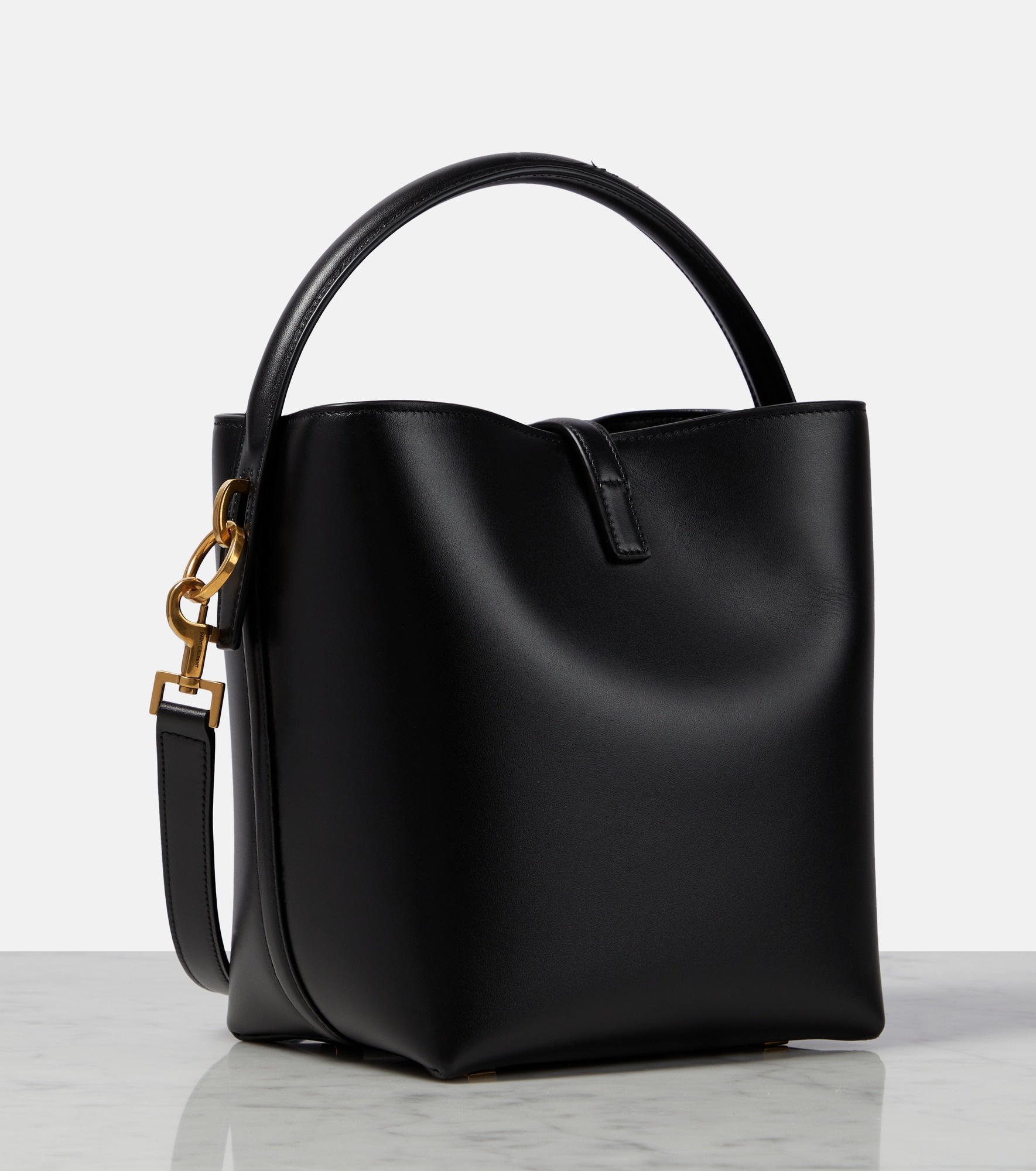 Le 37 Small leather bucket bag - 4