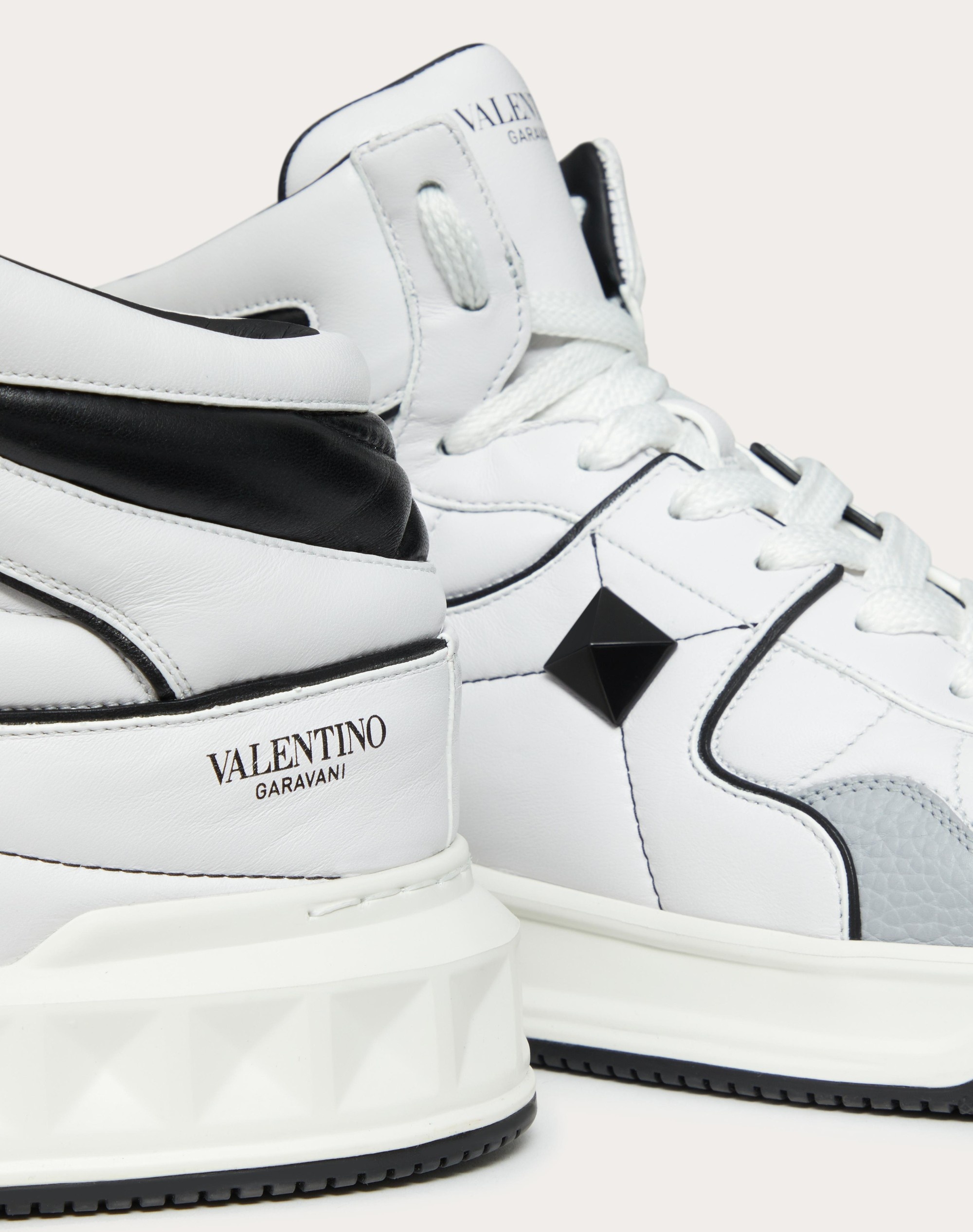 入手困難★ VALENTINOの靴♪ ☆ MID-TOP ONE STUD SNEAKER ☆ Valentino ONE STUD MID-TOP CALFSKIN SNEAKER | REVERSIBLE