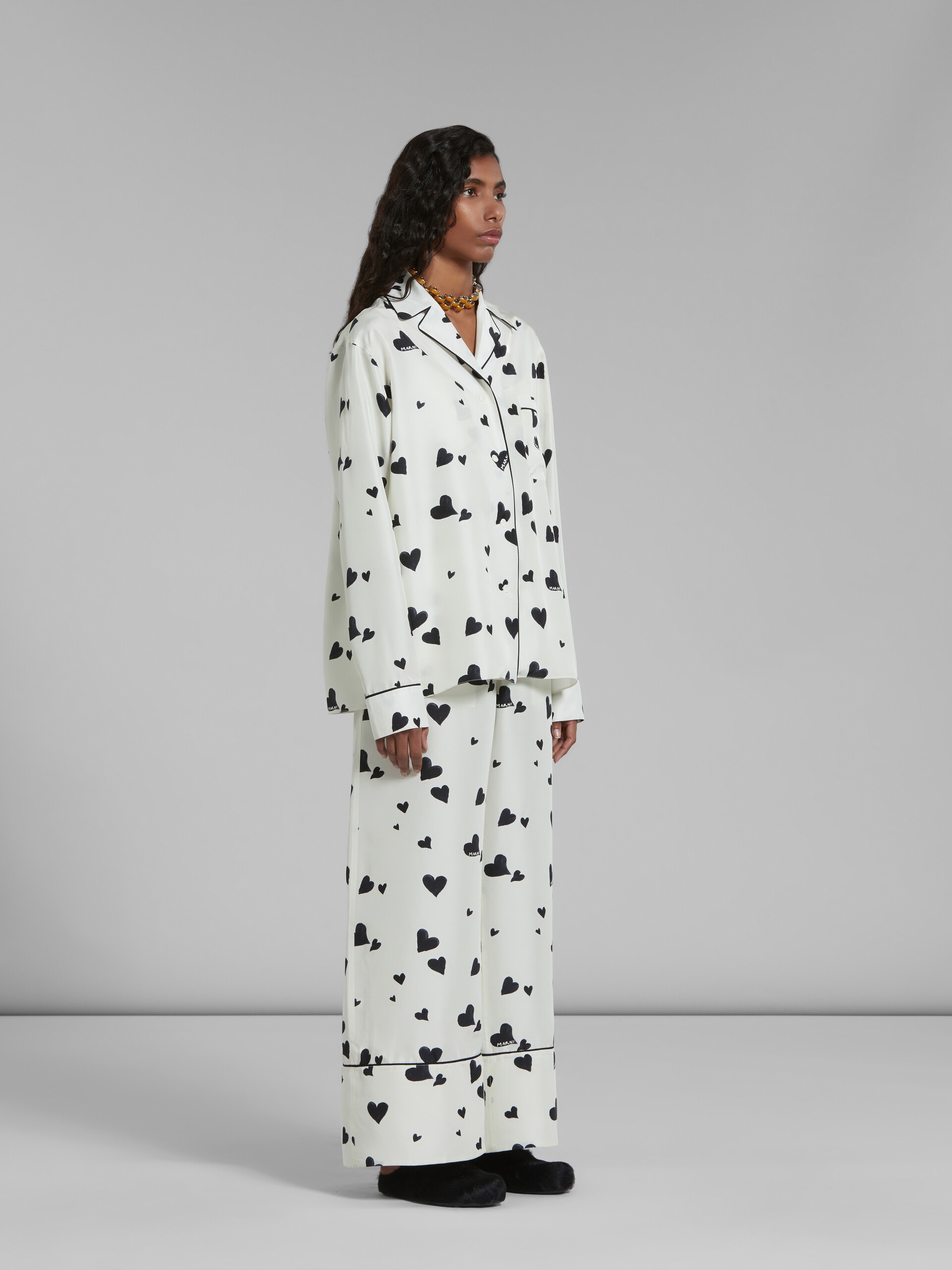 WHITE SILK PYJAMA TROUSERS WITH BUNCH OF HEARTS PRINT - 5