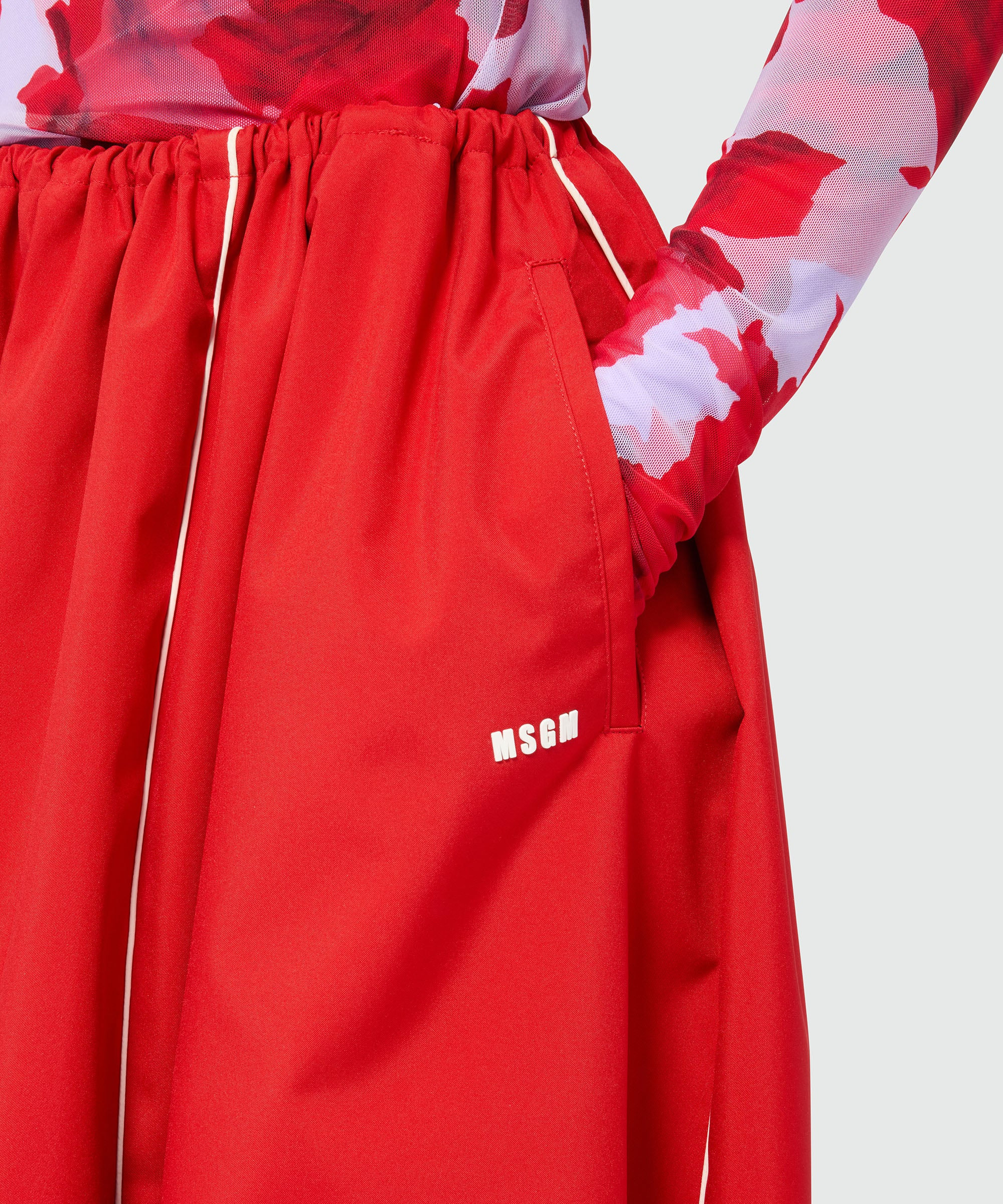 Long red nylon skirt with contrasting piping - 5