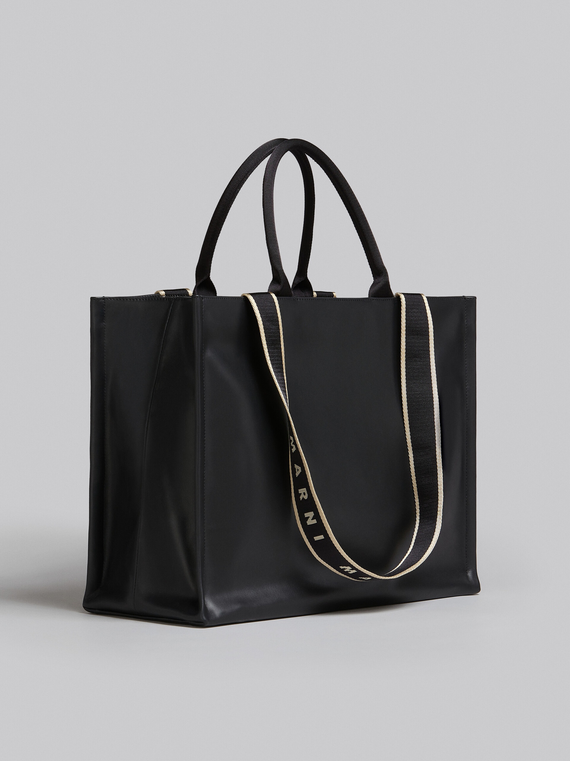 BEY TOTE BAG IN BLACK LEATHER - 5