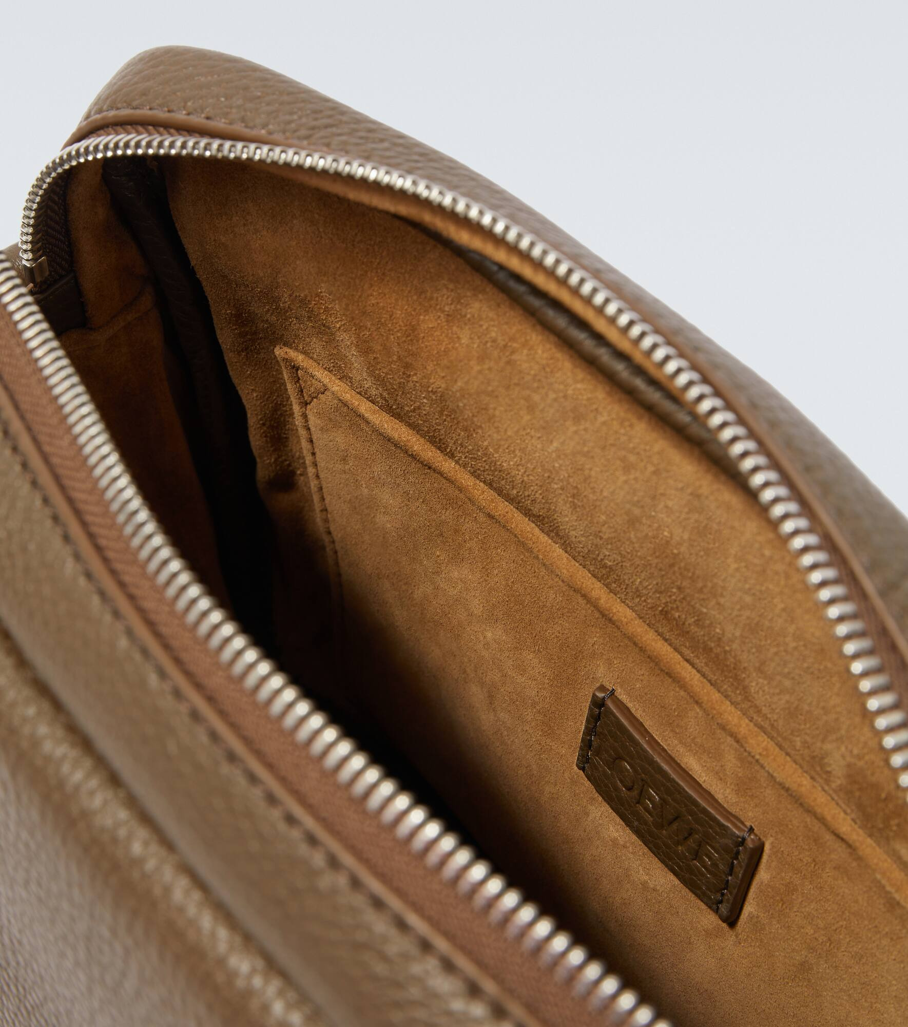 Pebble Medium leather messenger bag - 4
