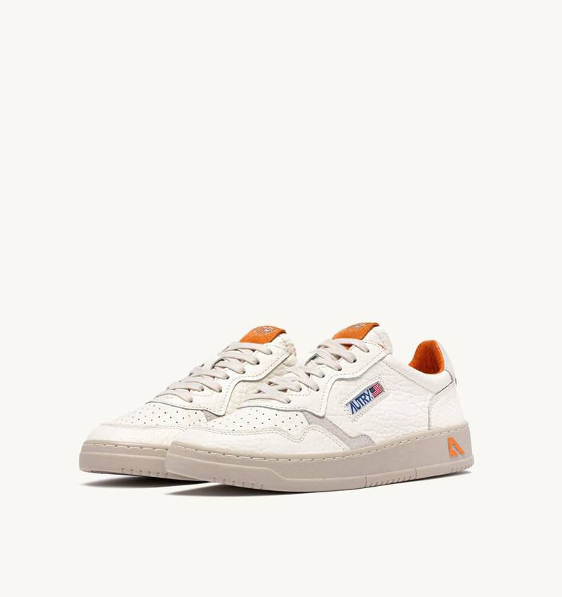 AUTRY MEDALIST LOW SNEAKERS IN LEATHER COLOR MARSHMALLOW AND FANTA outlook