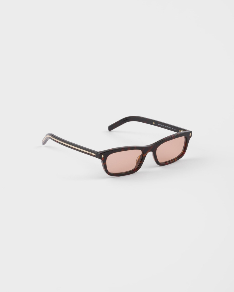 Sunglasses with the iconic metal plaque 3