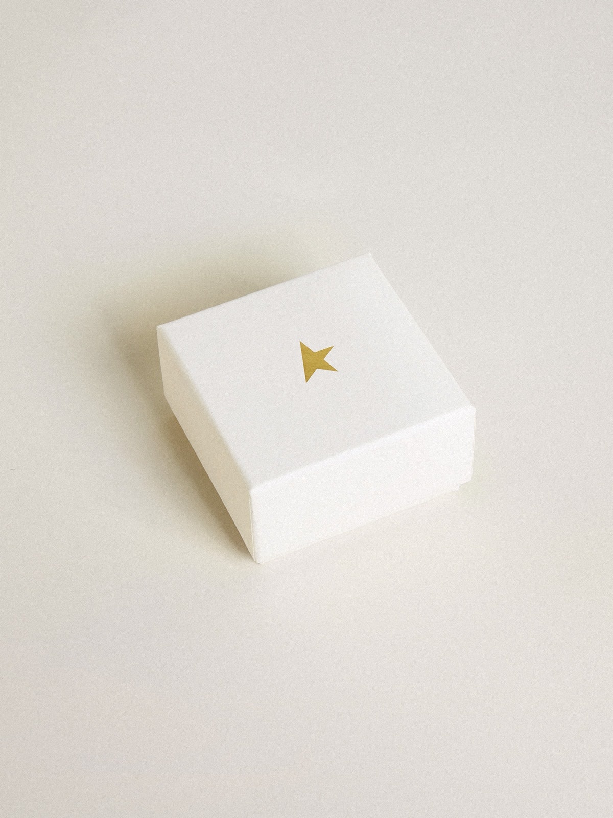 Letter R charm in gold-colored brass with crystals - 3