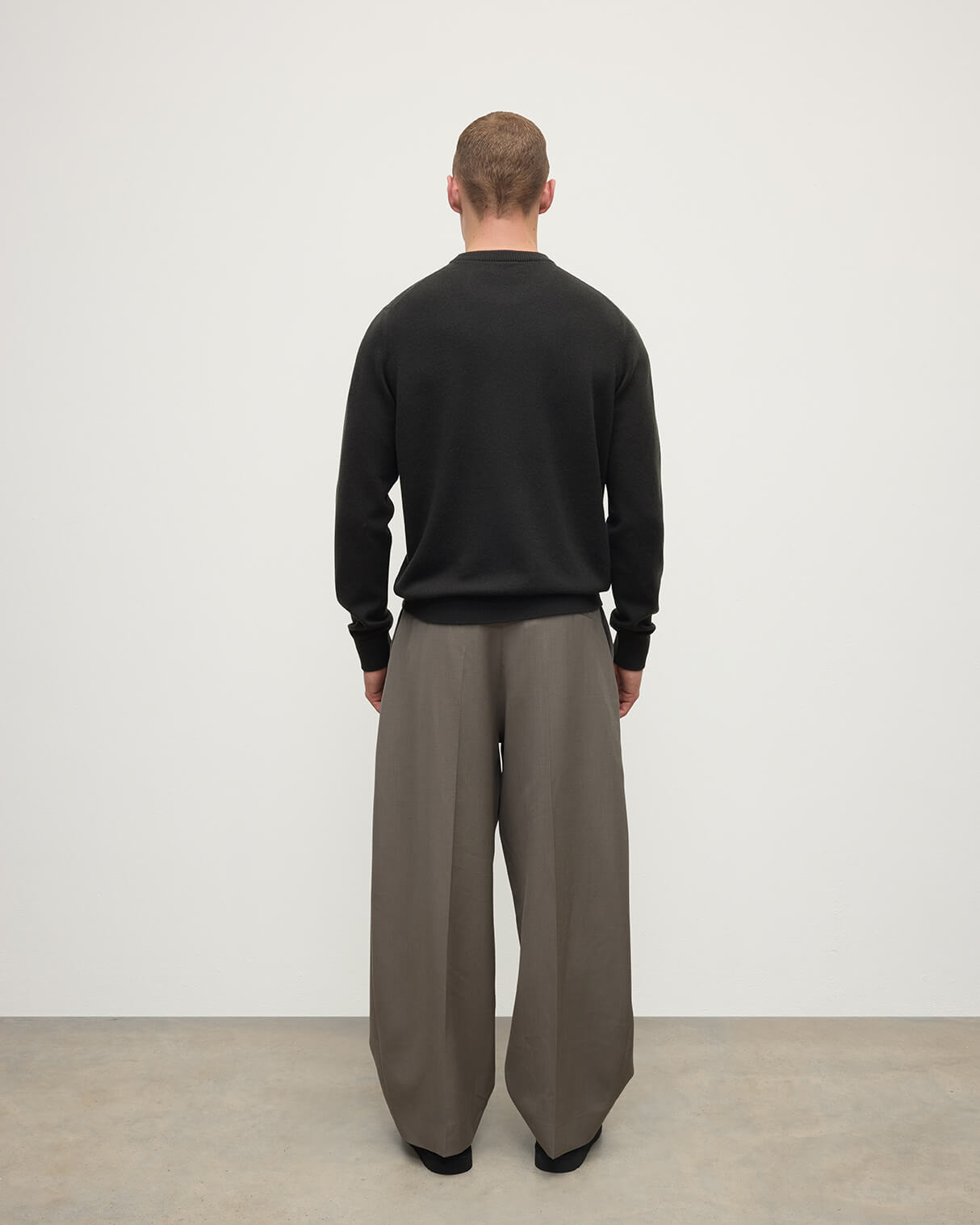 Classic Cashmere Grey Round Neck Jumper - 4