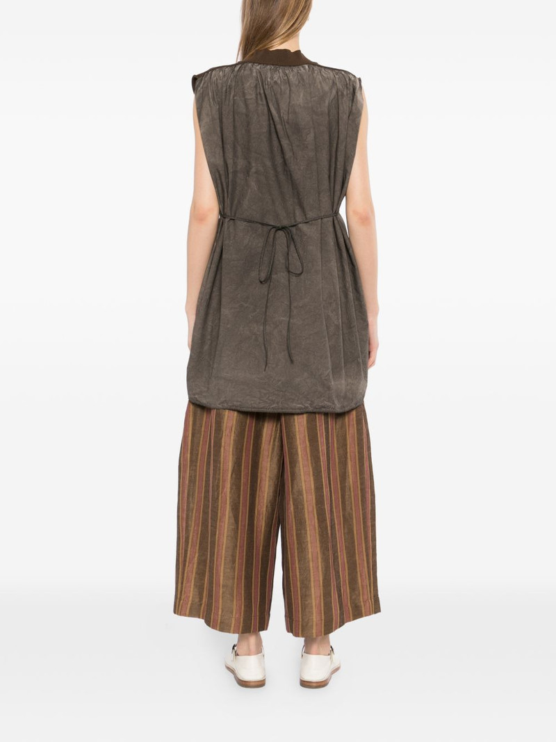 V-neck sleeveless top 4