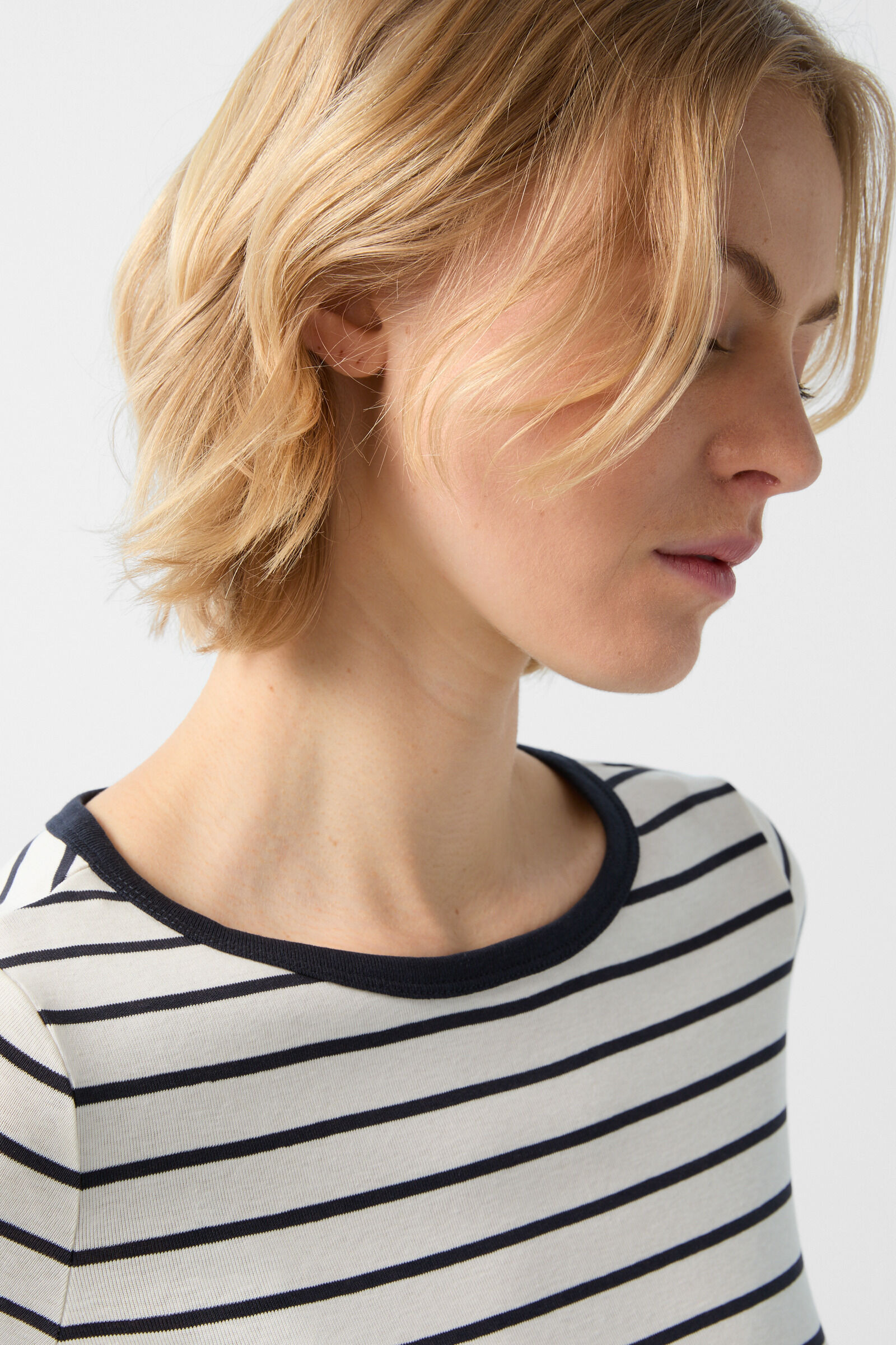 T-shirt Louna in Off-white/navy blue - 4