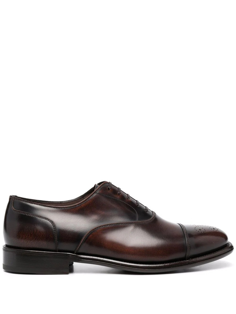 관통되는 디자인 brogues 1