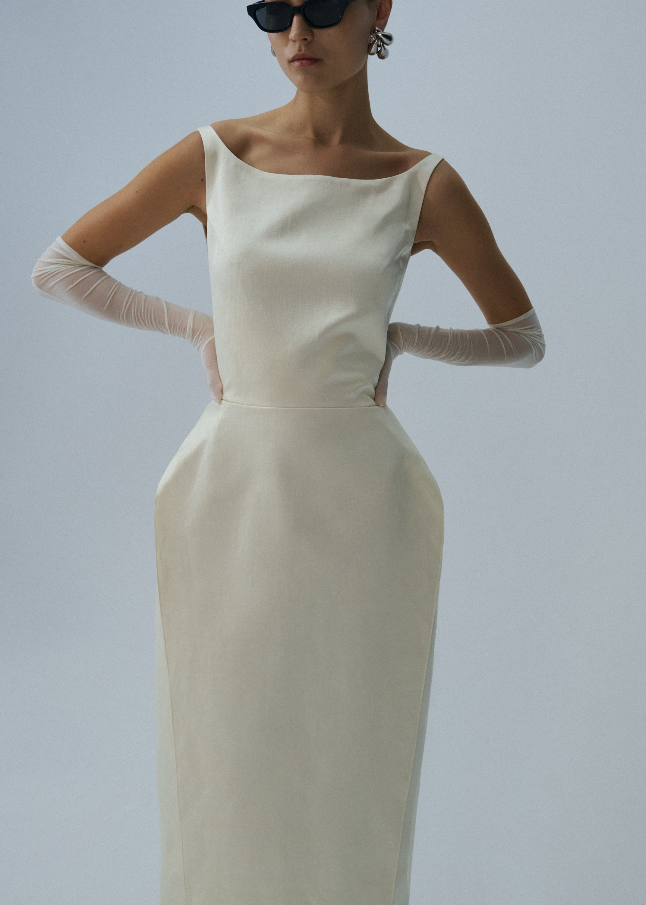 Roundneck hip pad midi dress in cream - 3