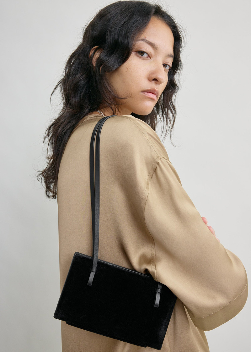 TOTEME Cocktail velvet bag black outlook