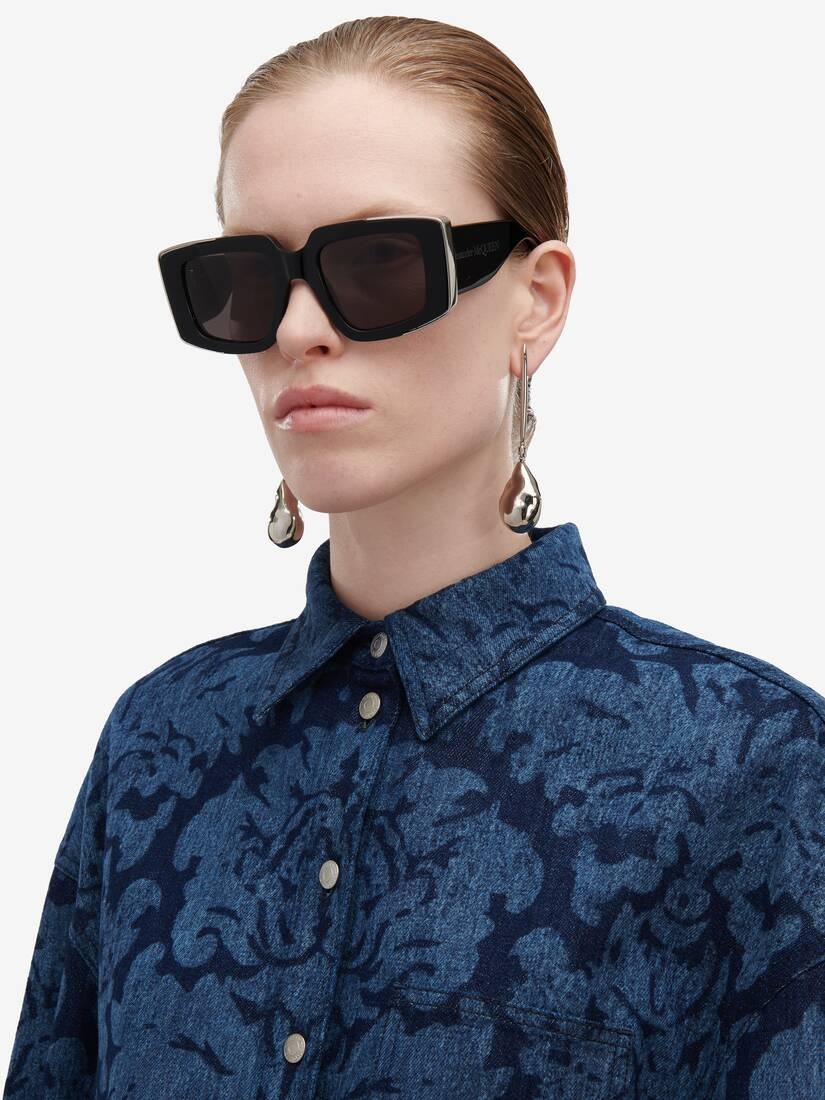 Women's The Grip Geometrical Sunglasses in Black/smoke - 2