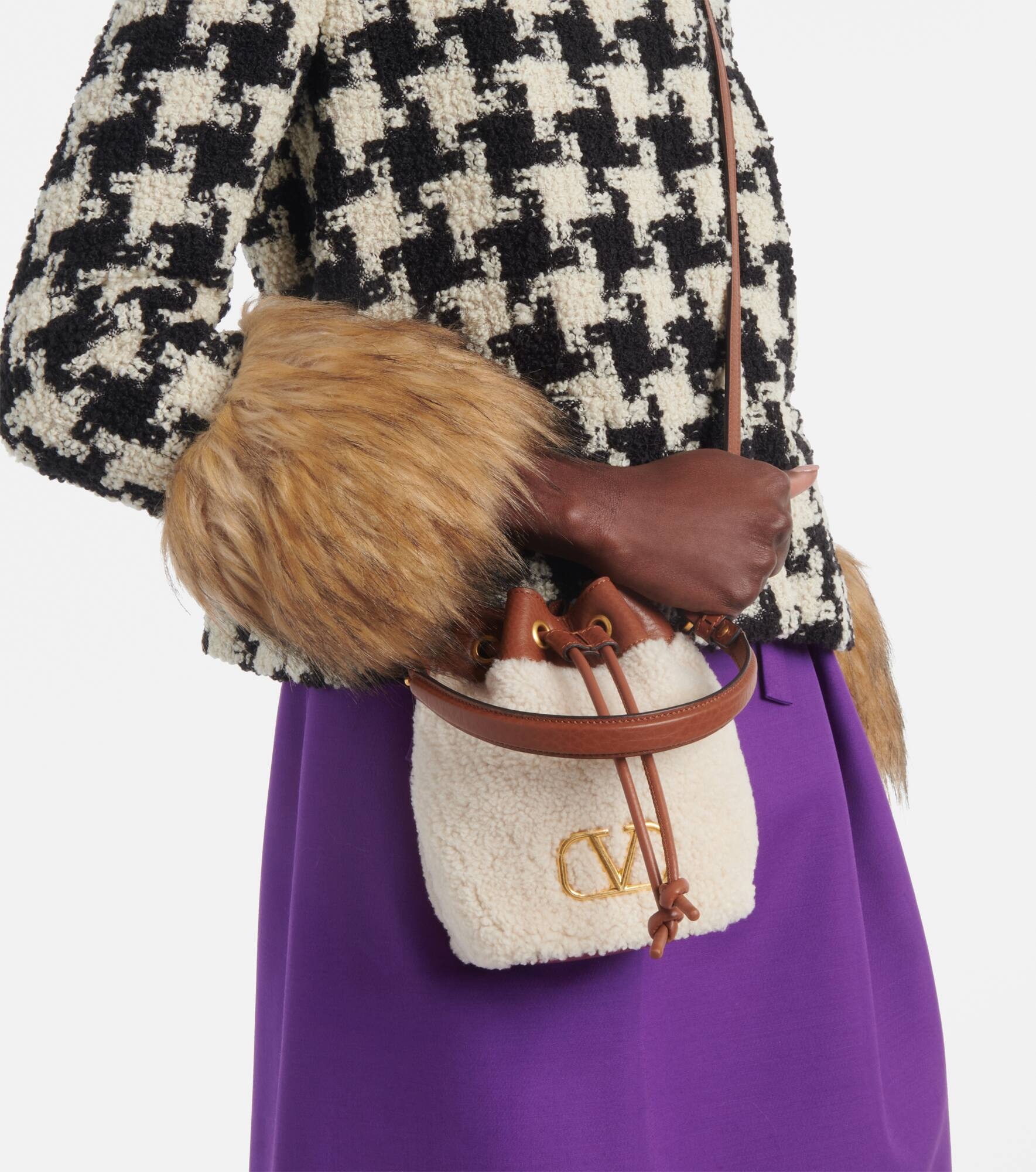 VLogo Signature shearling bucket bag - 2