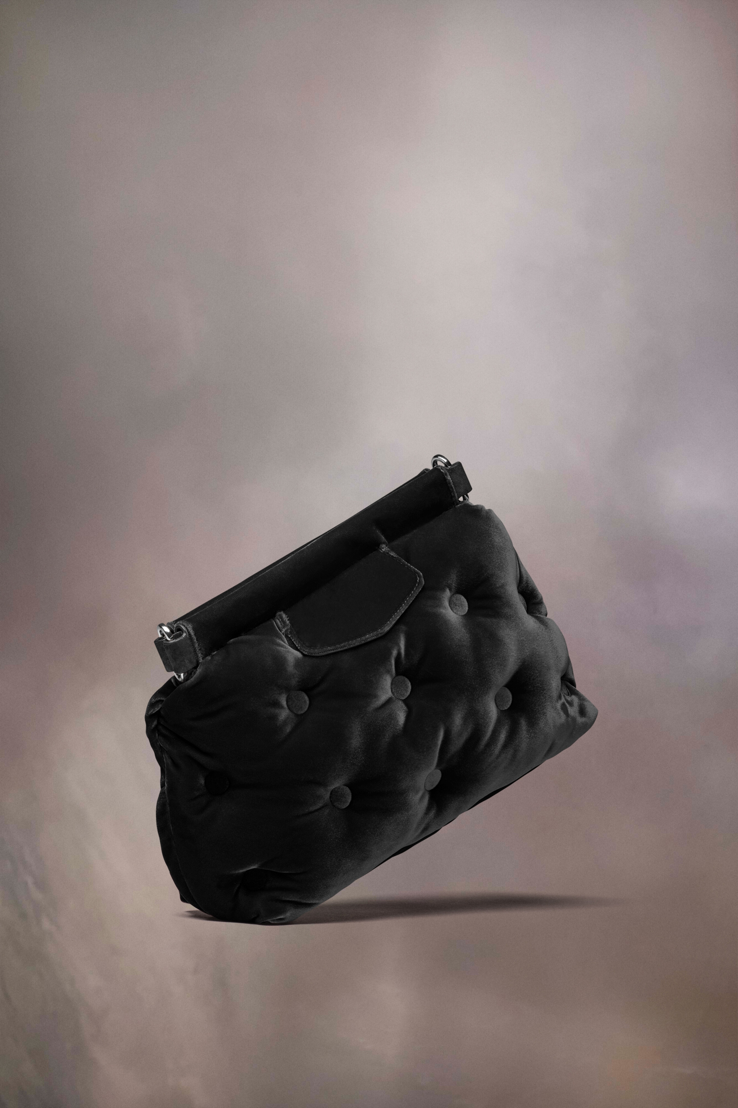 直営店▲Maison Margiela▲Glam Slam classique small Velvet Maison Margiela Introduces Glam Slam Velvet | About Her