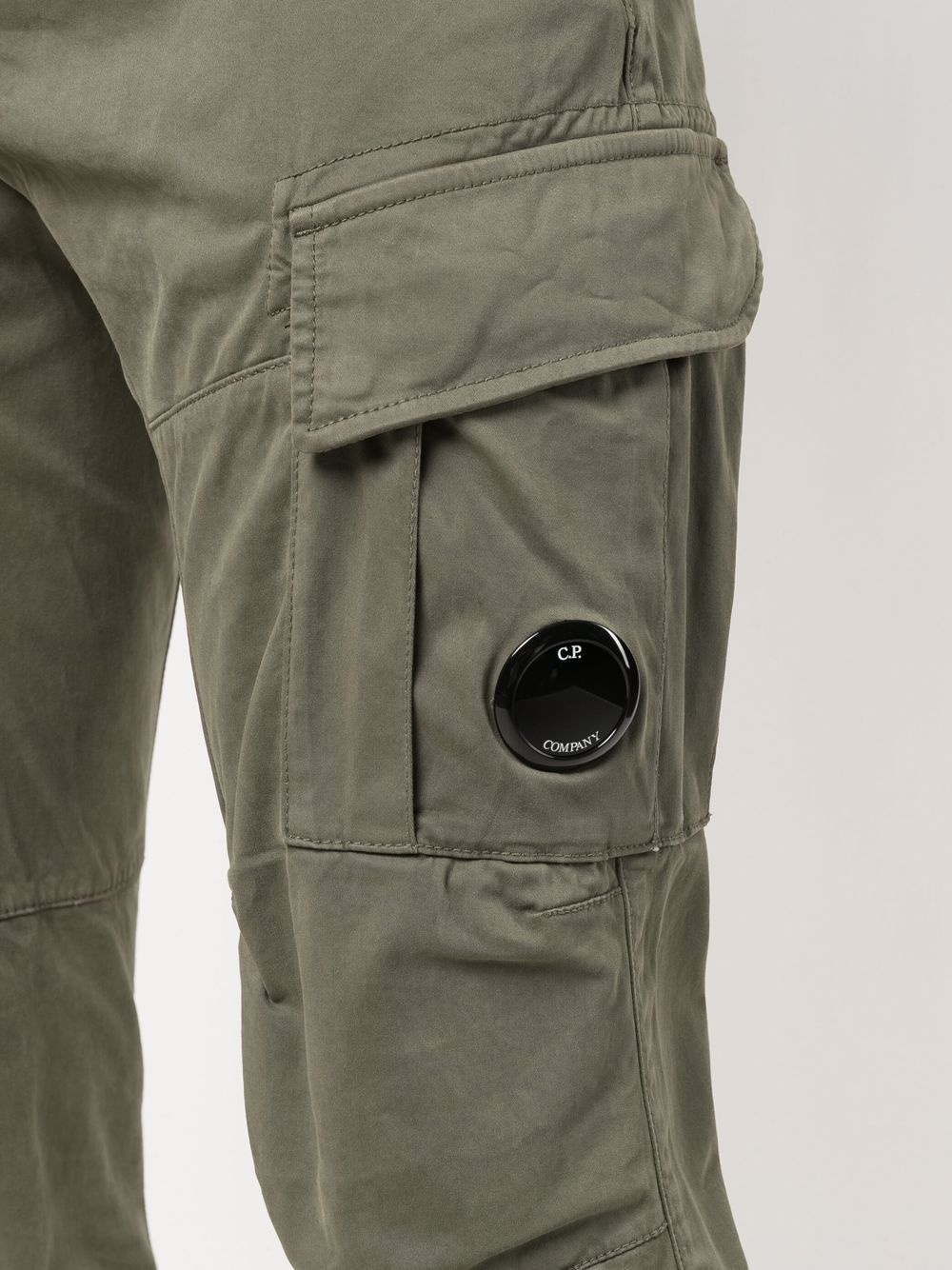 Calça cargo com detalhe de aplicação de ilhós - 5