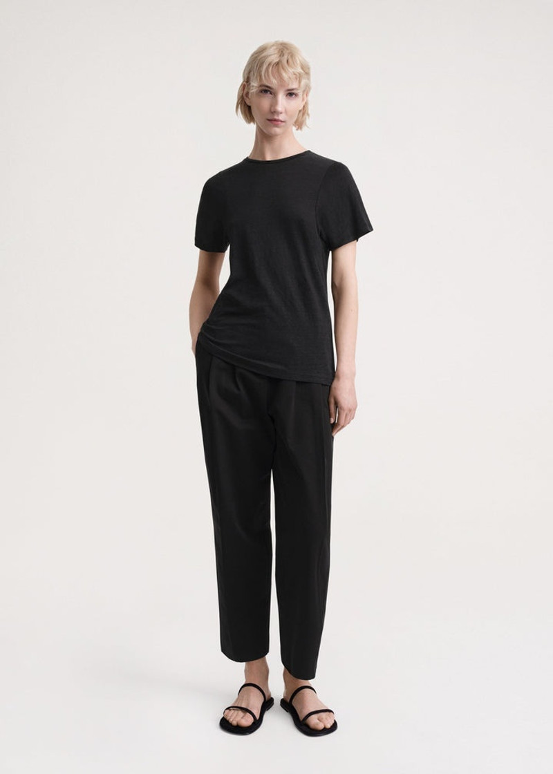 Totême Curved seam linen tee black outlook